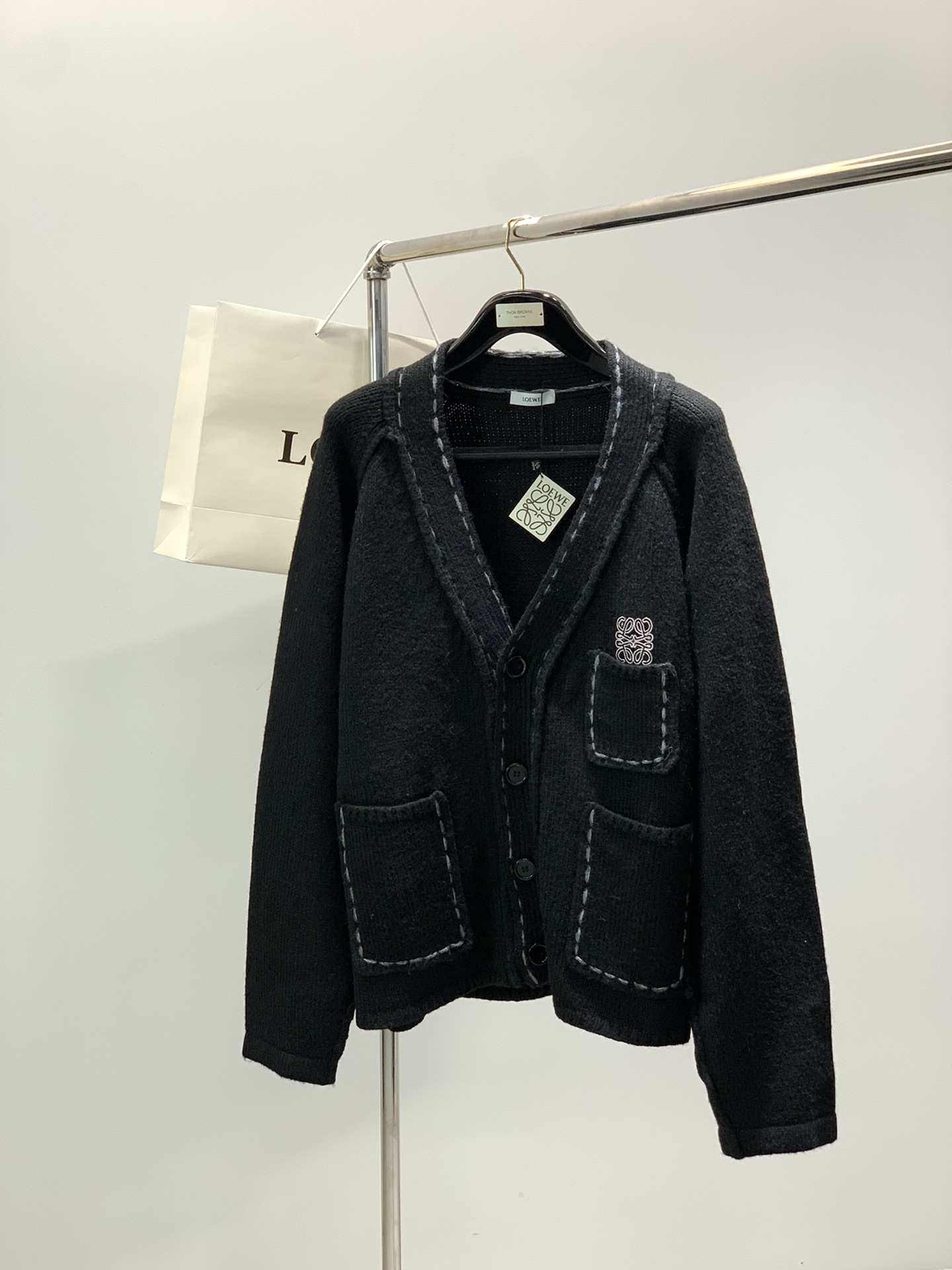 NO:643907,, Loewe, the latest model for winter, available at counters at the same time, original order, fashionable and casual knitted cardigan sweater, the upper body is very unique!  Eye-catching and bright, imported original fabrics, top embroidery craftsmanship letter pattern decorative logo, simple yet fashionable, classic atmosphere, comfortable and breathable, handsome and stylish upper body, 2 colors recommended, size M-XL,, loewe, loewe, sweaters, alexander wang19860909,Loewe 罗意威,冬季最新款,专柜同步有售,原单狠货,时尚休闲针织开衫毛衣,上身很有特点！吸睛而有亮点,进口原版面料,顶级刺绣工艺字母图案装饰Logo,简单而不失时尚,经典大气,舒适透气,上身帅气有型,2色推荐,码数M-XL,,loewe,loewe,sweaters,alexander wang,Men's clothing