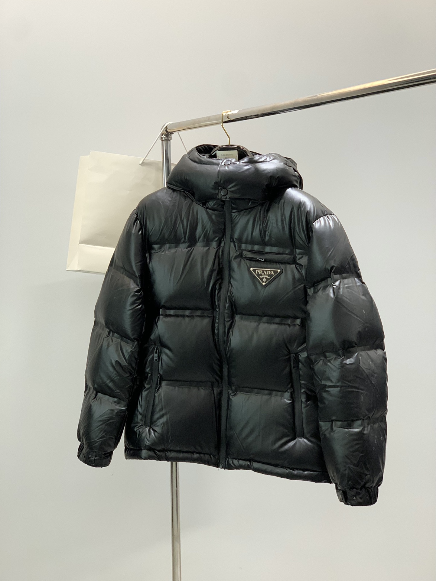 NO:643894,, PRADA Prada, the latest winter products, available at counters simultaneously, fashionable and casual hooded down jacket, imported original fabrics, extremely complex workmanship, the only channel that can be used as a purchasing agent, top-notch printing letter pattern logo, original hardware accessories decoration, extremely high-grade, comfortable and versatile, handsome and stylish upper body, size M-3XL,, prada, prada, down jacket, hats, alexander wang19860909,PRADA 普拉达,冬季最新品,专柜同步有售,时尚休闲连帽羽绒服,进口原版面料,做工极为复杂,唯一可以做代购级别的渠道狠货,顶级印胶工艺字母图案logo,原版五金辅料装饰,档次极高,舒适百搭,上身帅气有型,码数M-3XL,,prada,prada,down jacket,hats,alexander wang,Men's clothing