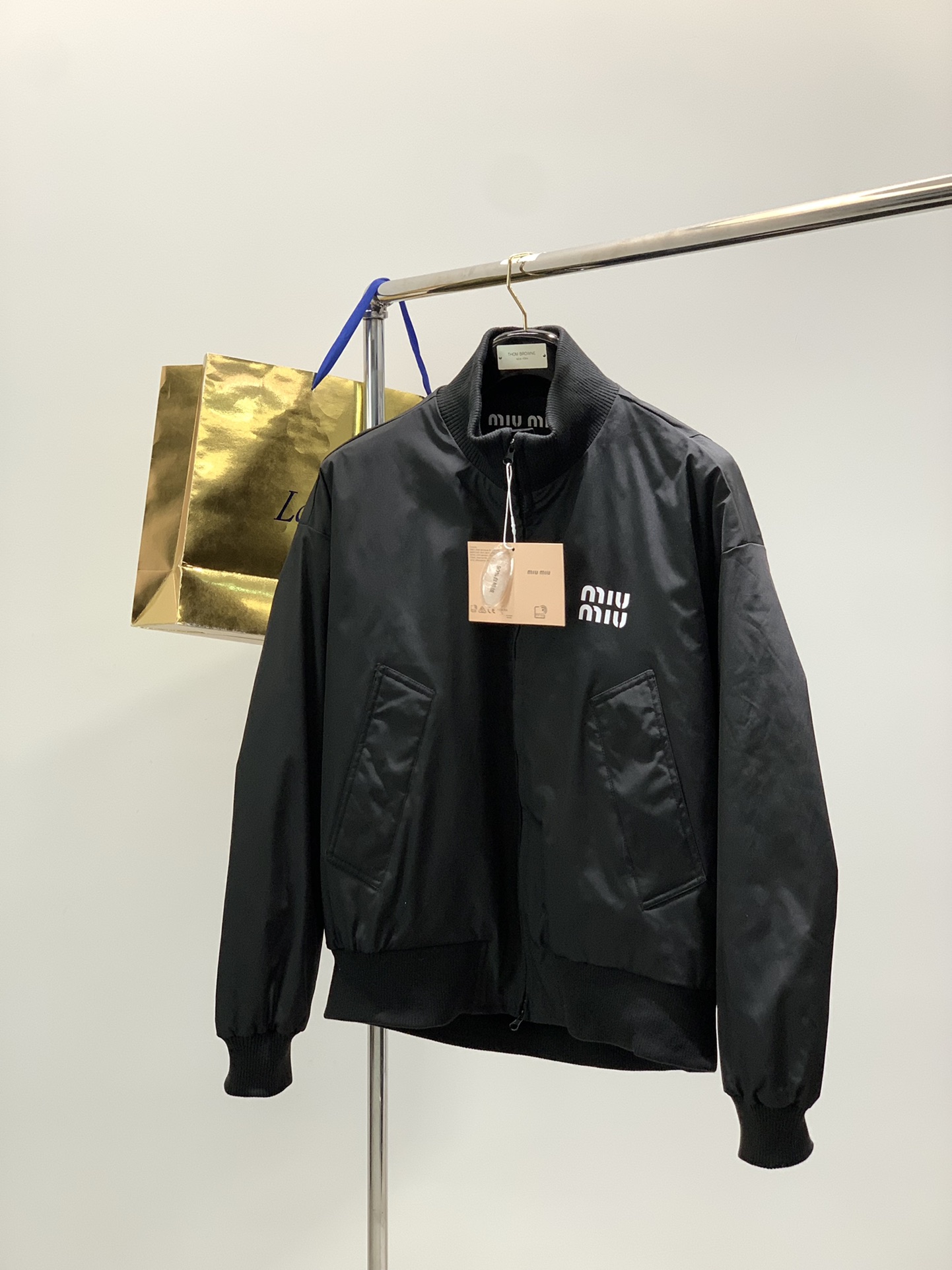 NO:643899,, miu miu's latest winter products, available at counters simultaneously, original goods, fashionable and casual down jackets, imported original fabrics, comfortable and breathable upper body, top-notch printing technology letter pattern decorative logo, original hardware accessories decoration, extremely high grade, comfortable and versatile, handsome upper body, 2 colors recommended, size M-3Xl,, miumiu, jackets & coats, jackets & coats, down jacket, alexander wang19860909,miu miu 冬季最新品,专柜同步有售,原单狠货,时尚休闲羽绒夹克外套,进口原版面料,上身舒适透气,顶级印花工艺字母图案装饰logo,原版五金辅料装饰,档次极高,舒适百搭,上身帅气十足,2色推荐,码数M-3Xl,,miumiu,jackets & coats,jackets & coats,down jacket,alexander wang,Men's clothing