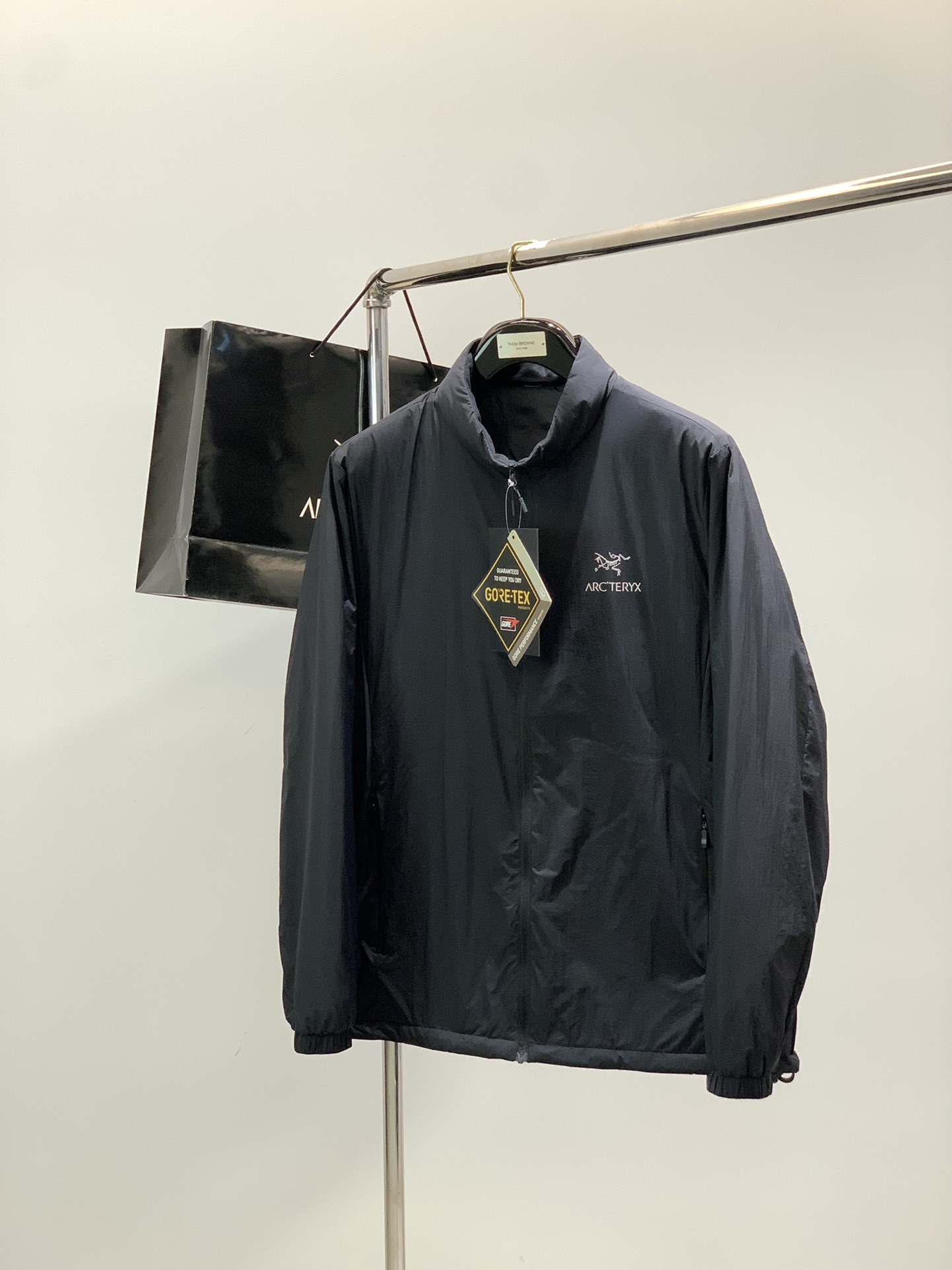 NO:643905,, ARCTERYX, new winter AW product, fashionable casual cotton jacket, available at counters, original goods, original imported fabrics, extremely complex craftsmanship, very elegant and fashionable vision, noble and elegant, from the main fabric to the detailed craftsmanship, highlighting the ingenuity of fashion, 2 colors recommended, size M-3XL, arc'teryx, jackets & coats, alexander wang19860909,ARCTERYX 始祖鸟,冬季AW新品,时尚休闲棉服外套,专柜同步有售,原单狠货,进口原版面料,工艺极度复杂,视觉相当雅致时髦,高贵而优雅,从主体面料到细节工艺,彰显时装的匠心所在,2色推荐,码数M-3XL,arc'teryx,jackets & coats,alexander wang,Men's clothing