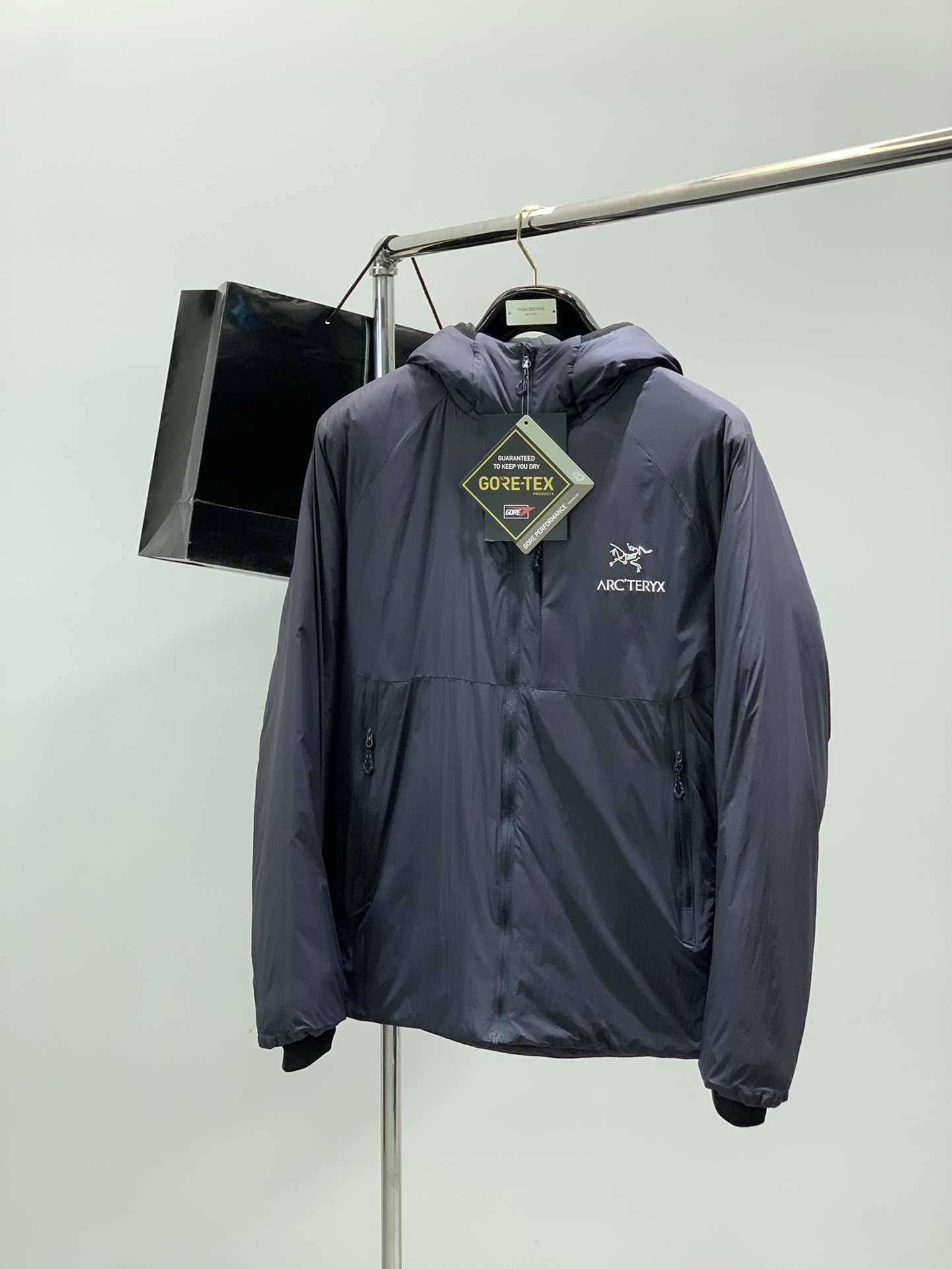 NO:643889,Color gray, green, ARCTERYX, new winter AW product, fashionable casual cotton jacket, available at counters, original goods, imported original fabrics, extremely complex craftsmanship, visually very elegant and fashionable, noble and elegant, from the main fabric to the detailed craftsmanship, highlighting the ingenuity of fashion, 2 colors recommended, size M-3XL, arc'teryx, jackets & coats, alexander wang19860909颜色灰,绿 ,ARCTERYX 始祖鸟,冬季AW新品,时尚休闲棉服外套,专柜同步有售,原单狠货,进口原版面料,工艺极度复杂,视觉相当雅致时髦,高贵而优雅,从主体面料到细节工艺,彰显时装的匠心所在,2色推荐,码数M-3XL,arc'teryx,jackets & coats,alexander wang,Men's clothing