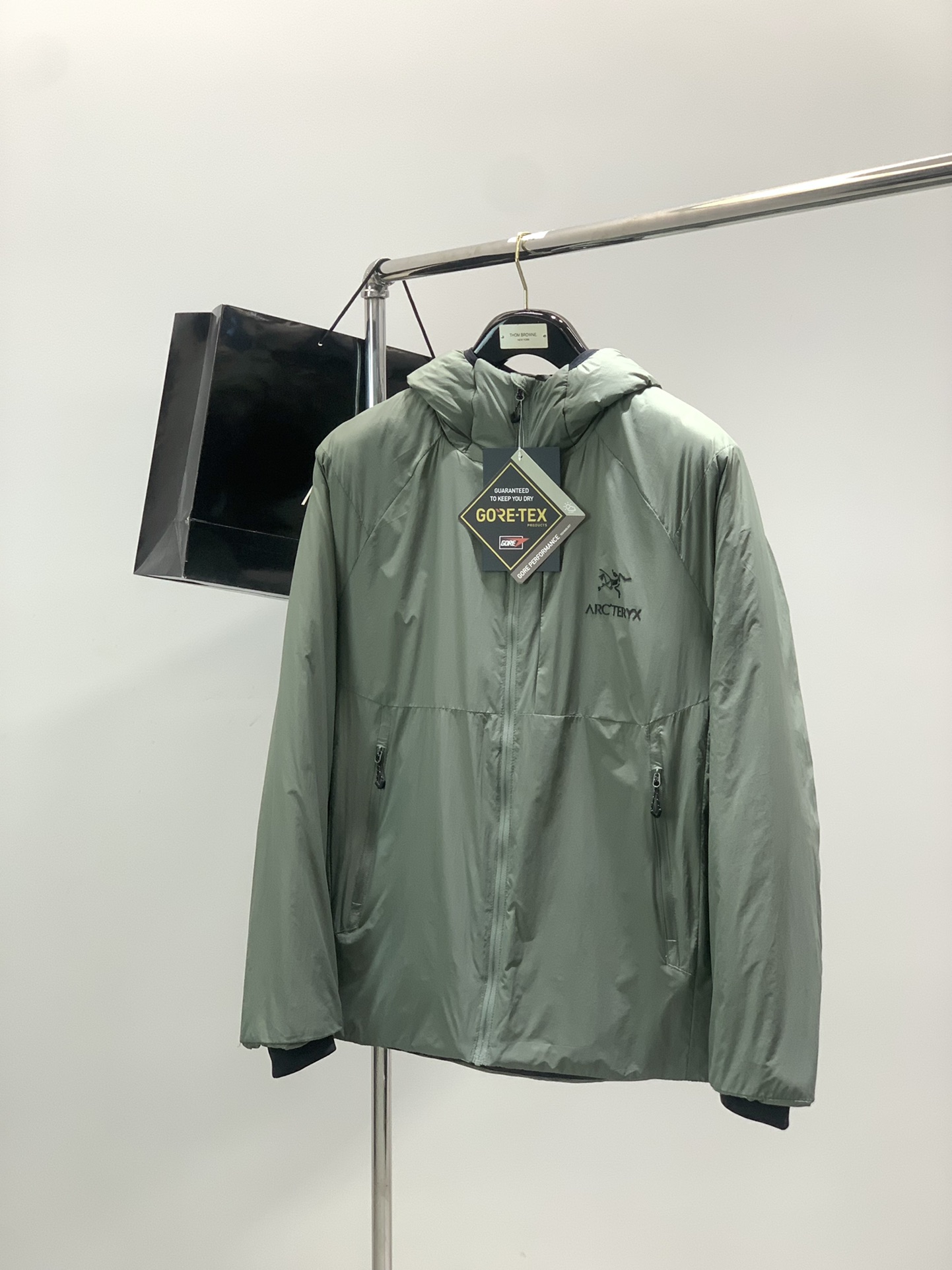 NO:643887,Color gray, green, ARCTERYX, new winter AW product, fashionable casual cotton jacket, available at counters, original goods, imported original fabrics, extremely complex craftsmanship, visually very elegant and fashionable, noble and elegant, from the main fabric to the detailed craftsmanship, highlighting the ingenuity of fashion, 2 colors recommended, size M-3XL, arc'teryx, jackets & coats, alexander wang19860909颜色灰,绿 ,ARCTERYX 始祖鸟,冬季AW新品,时尚休闲棉服外套,专柜同步有售,原单狠货,进口原版面料,工艺极度复杂,视觉相当雅致时髦,高贵而优雅,从主体面料到细节工艺,彰显时装的匠心所在,2色推荐,码数M-3XL,arc'teryx,jackets & coats,alexander wang,Men's clothing