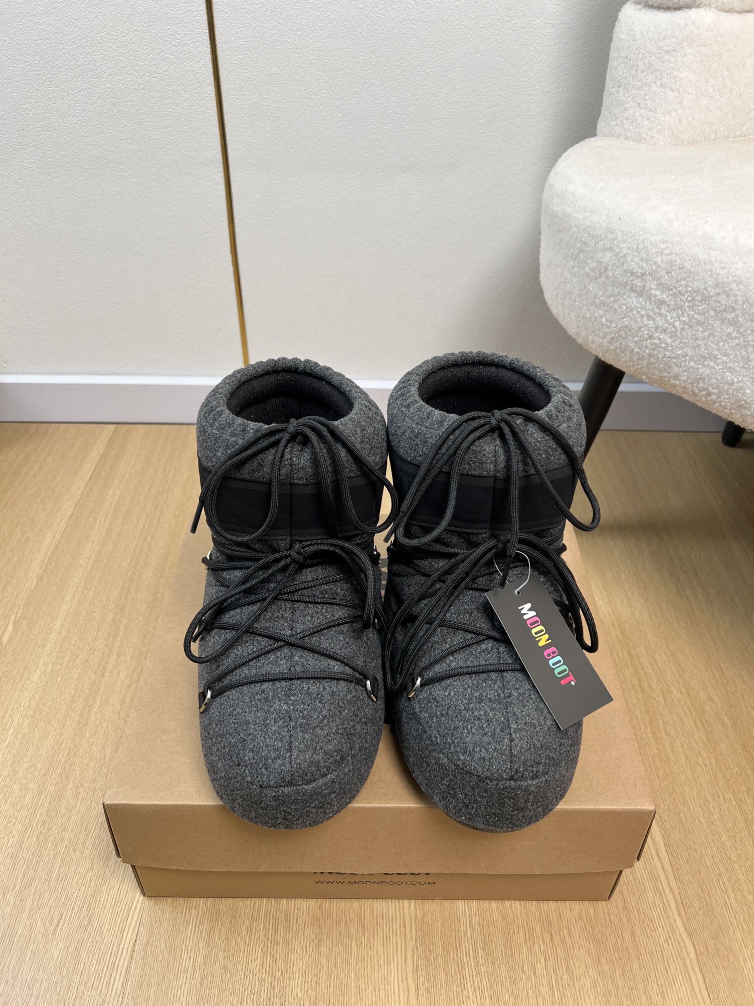 NO:628618,Moon Boot Moon Boots | New Products for Autumn and Winter. The new hot-selling ski boots and snow boots series in the counter. Love at first sight. Little Red Book strongly recommends snow boots. The ugly and cute snow boots that were shown by thousands of people have become popular again. Regardless of men and women, they look huge and actually look slim when paired with yoga pants!  Sisters who want to go to the north can hurry up. Playing in the snow is a must-have to go crazy. The favorite elf in the snow of Internet celebrities combines urban functions with outdoor performance. The upper is imported waterproof, has a delicate luster, and the soft fabric not only increases comfort but also has a warming effect!  Upper, imported special woolen fabric, lining, eco-friendly silk floss liner, outsole, original molded non-slip, wear-resistant outsole, outsole, 4cm higher inside, size 35-40 (34.41 customized, non-refundable), short boots, high boots 320, snow boots, boots19860909Moon Boot月亮靴 |  秋冬新品 专柜新款爆款滑雪靴雪地靴系列 一见钟情 小红书力推款雪地靴,万人大秀的丑萌雪地靴重新翻红不分男女不分左右看着巨无霸巨实际配瑜伽裤巨显瘦！想要去北方的姐妹可以冲了,玩雪必备彻底杀疯.网红小姐姐的最爱雪地里的精灵城市机能与户外性能兼并,鞋面采用进口防水、光泽细腻,柔软的面料不仅增加舒适度且兼具保暖效果！ 鞋面 进口特殊毛呢面料 内里 环保丝绵内胆 大底 原版开模防滑耐磨大底 大底 内增高4cm 码数 35-40（34.41定制不退换） 短靴 高靴320,雪地靴,boots,Women's Shoes