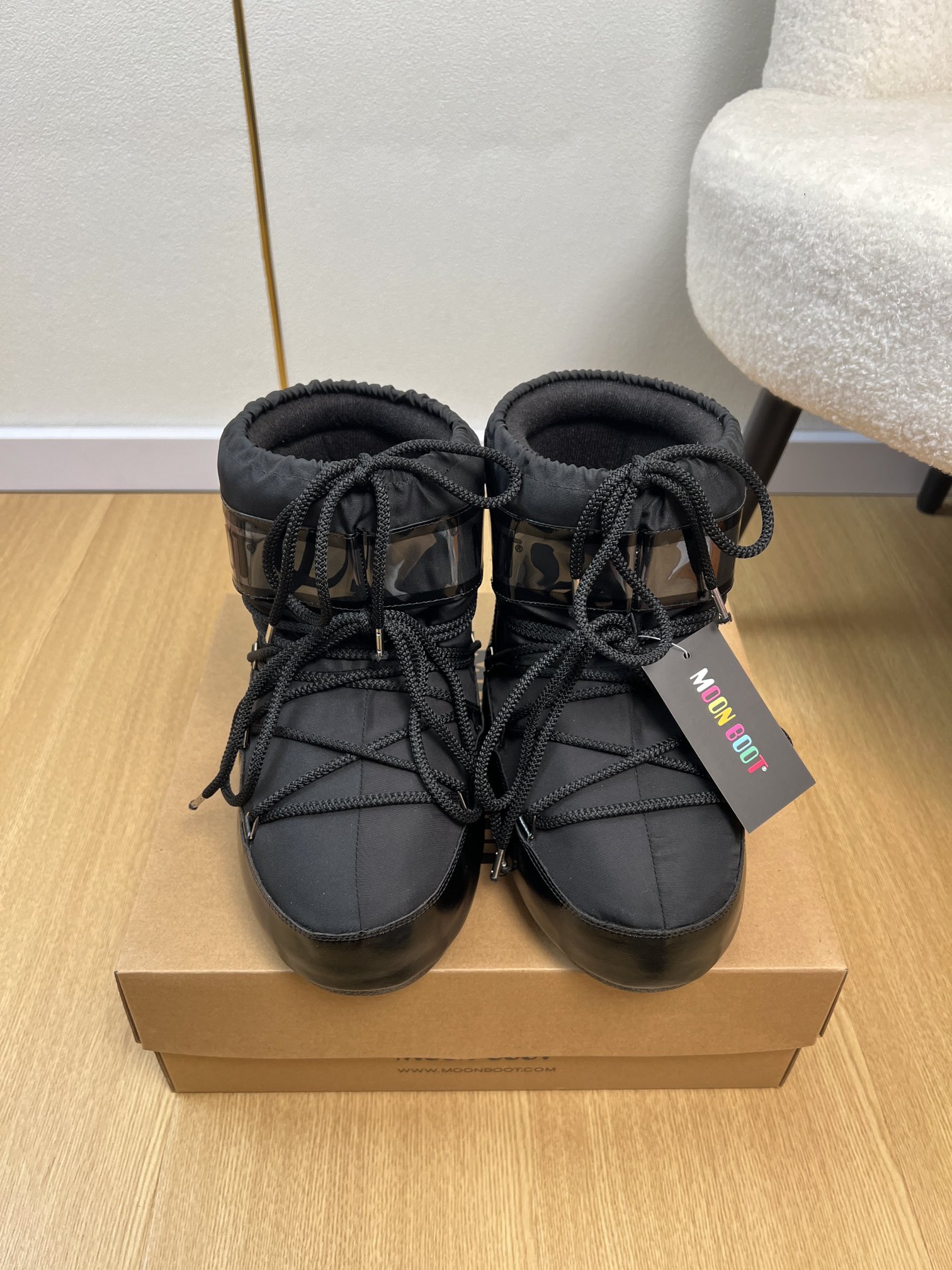 NO:628626,Moon Boot Moon Boots | New Products for Autumn and Winter. The new hot-selling ski boots and snow boots series in the counter. Love at first sight. Little Red Book strongly recommends snow boots. The ugly and cute snow boots that were shown by thousands of people have become popular again. Regardless of men and women, they look huge and actually look slim when paired with yoga pants!  Sisters who want to go to the north can hurry up. Playing in the snow is a must-have to go crazy. The favorite elf in the snow of Internet celebrities combines urban functions with outdoor performance. The upper is imported waterproof, has a delicate luster, and the soft fabric not only increases comfort but also has a warming effect!  Upper imported cowhide + waterproof cloth lining environmentally friendly silk floss liner outsole original molded non-slip wear-resistant outsole outsole 4cm higher inside size 35-40 (34.41 customized non-returnable) short boots high boots 320, snow boots, boots, cowhide19860909Moon Boot月亮靴 |  秋冬新品 专柜新款爆款滑雪靴雪地靴系列 一见钟情 小红书力推款雪地靴,万人大秀的丑萌雪地靴重新翻红不分男女不分左右看着巨无霸巨实际配瑜伽裤巨显瘦！想要去北方的姐妹可以冲了,玩雪必备彻底杀疯.网红小姐姐的最爱雪地里的精灵城市机能与户外性能兼并,鞋面采用进口防水、光泽细腻,柔软的面料不仅增加舒适度且兼具保暖效果！ 鞋面 进口牛皮+防水布 内里 环保丝绵内胆 大底 原版开模防滑耐磨大底 大底 内增高4cm 码数 35-40（34.41定制不退换） 短靴 高靴320,雪地靴,boots,cowhide,Women's Shoes