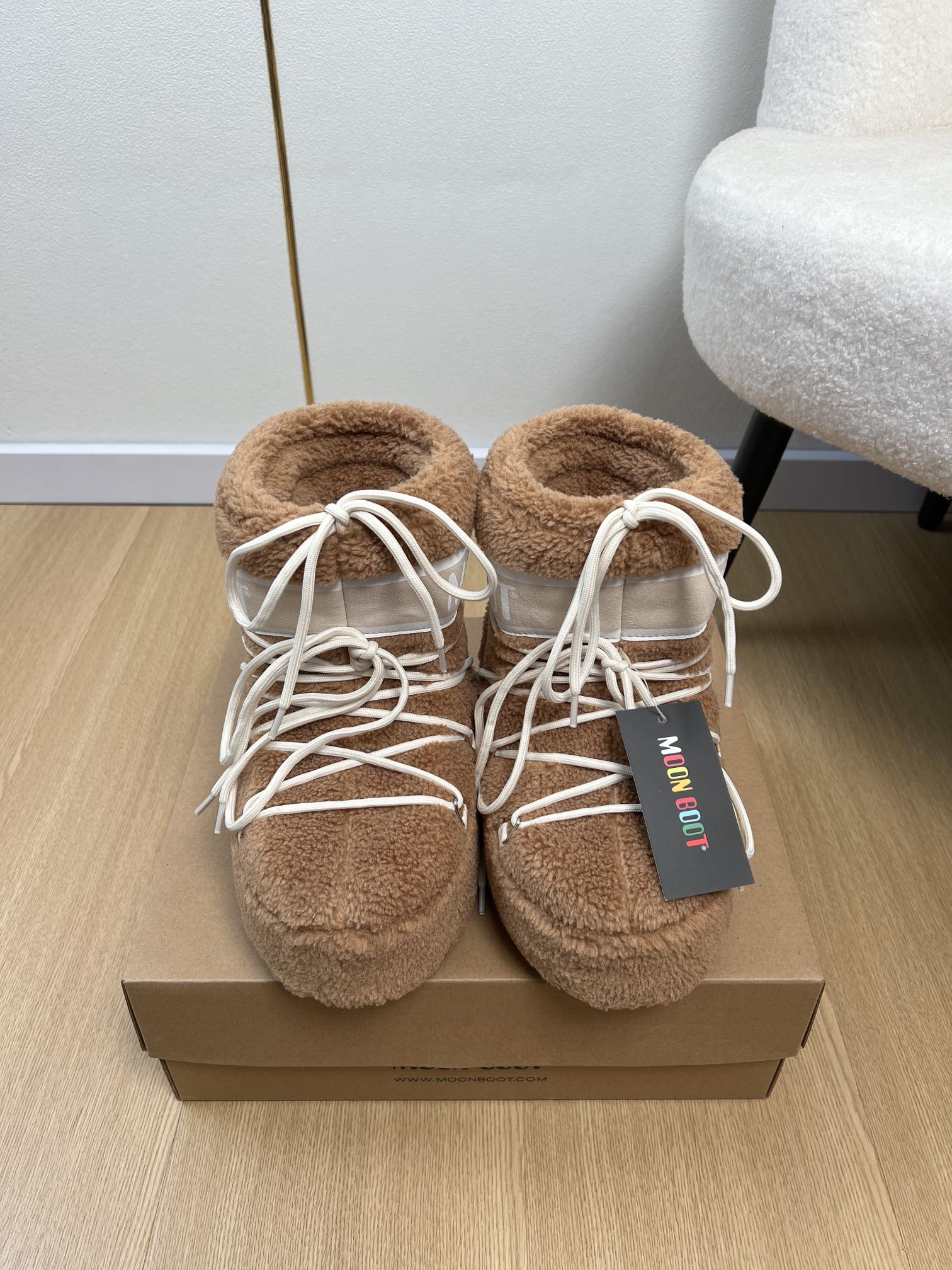 NO:628634,Moon Boot Moon Boots | New Products for Autumn and Winter. The new hot-selling ski boots and snow boots series in the counter. Love at first sight. Little Red Book strongly recommends snow boots. The ugly and cute snow boots that were shown by thousands of people have become popular again. Regardless of men and women, they look huge and actually look slim when paired with yoga pants!  Sisters who want to go to the north can hurry up. Playing in the snow is a must-have to go crazy. The favorite elf in the snow of Internet celebrities combines urban functions with outdoor performance. The upper is imported waterproof, has a delicate luster, and the soft fabric not only increases comfort but also has a warming effect!  Upper, imported wool, lining, environmentally friendly silk floss liner, outsole, original molded non-slip, wear-resistant outsole, 4cm increase in height, size 35-40 (34.41 customized, non-refundable), short boots, high boots 330, snow boots, boots19860909Moon Boot月亮靴 |  秋冬新品 专柜新款爆款滑雪靴雪地靴系列 一见钟情 小红书力推款雪地靴,万人大秀的丑萌雪地靴重新翻红不分男女不分左右看着巨无霸巨实际配瑜伽裤巨显瘦！想要去北方的姐妹可以冲了,玩雪必备彻底杀疯.网红小姐姐的最爱雪地里的精灵城市机能与户外性能兼并,鞋面采用进口防水、光泽细腻,柔软的面料不仅增加舒适度且兼具保暖效果！ 鞋面 进口羊毛 内里 环保丝绵内胆 大底 原版开模防滑耐磨大底 大底 内增高4cm 码数 35-40（34.41定制不退换） 短靴 高靴330,雪地靴,boots,Women's Shoes