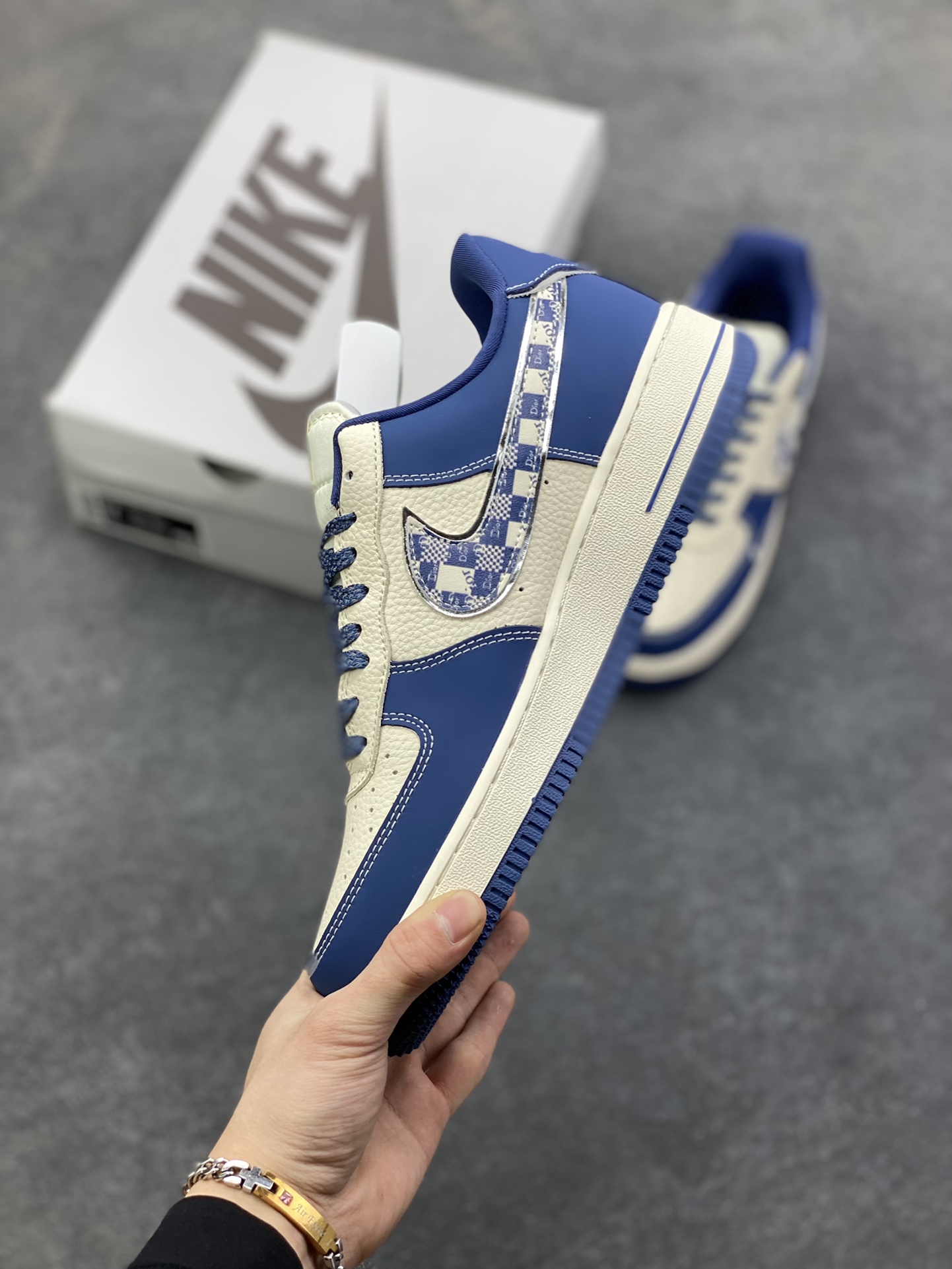 图片[3]-NIke Air Force 1 \’07 Low “迪奥联名——米蓝九宫格”空军一号 低帮 运动鞋 休闲鞋 折边针车 工艺难度大 原楦头原纸板 原装鞋盒 定制五金配件 内置全掌气垫 原厂鞋底 货号：DF0188-103 尺码：36 36.5 37.5 38 38.5 39 40 40.5 41 42 42.5 43 44 44.5 45-选品中心