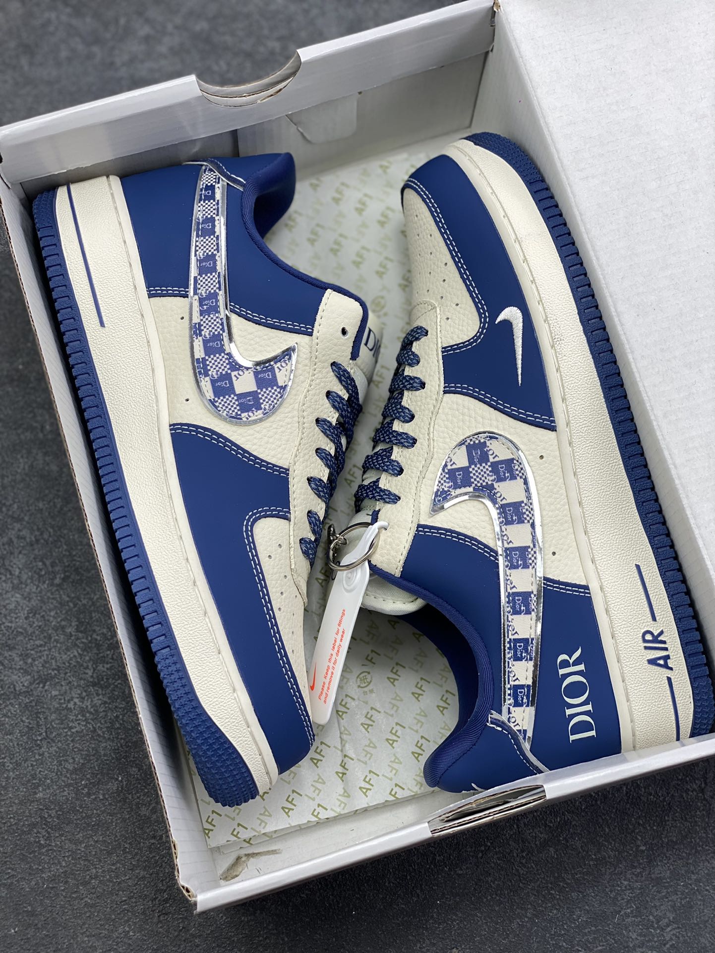 图片[9]-NIke Air Force 1 \’07 Low “迪奥联名——米蓝九宫格”空军一号 低帮 运动鞋 休闲鞋 折边针车 工艺难度大 原楦头原纸板 原装鞋盒 定制五金配件 内置全掌气垫 原厂鞋底 货号：DF0188-103 尺码：36 36.5 37.5 38 38.5 39 40 40.5 41 42 42.5 43 44 44.5 45-选品中心