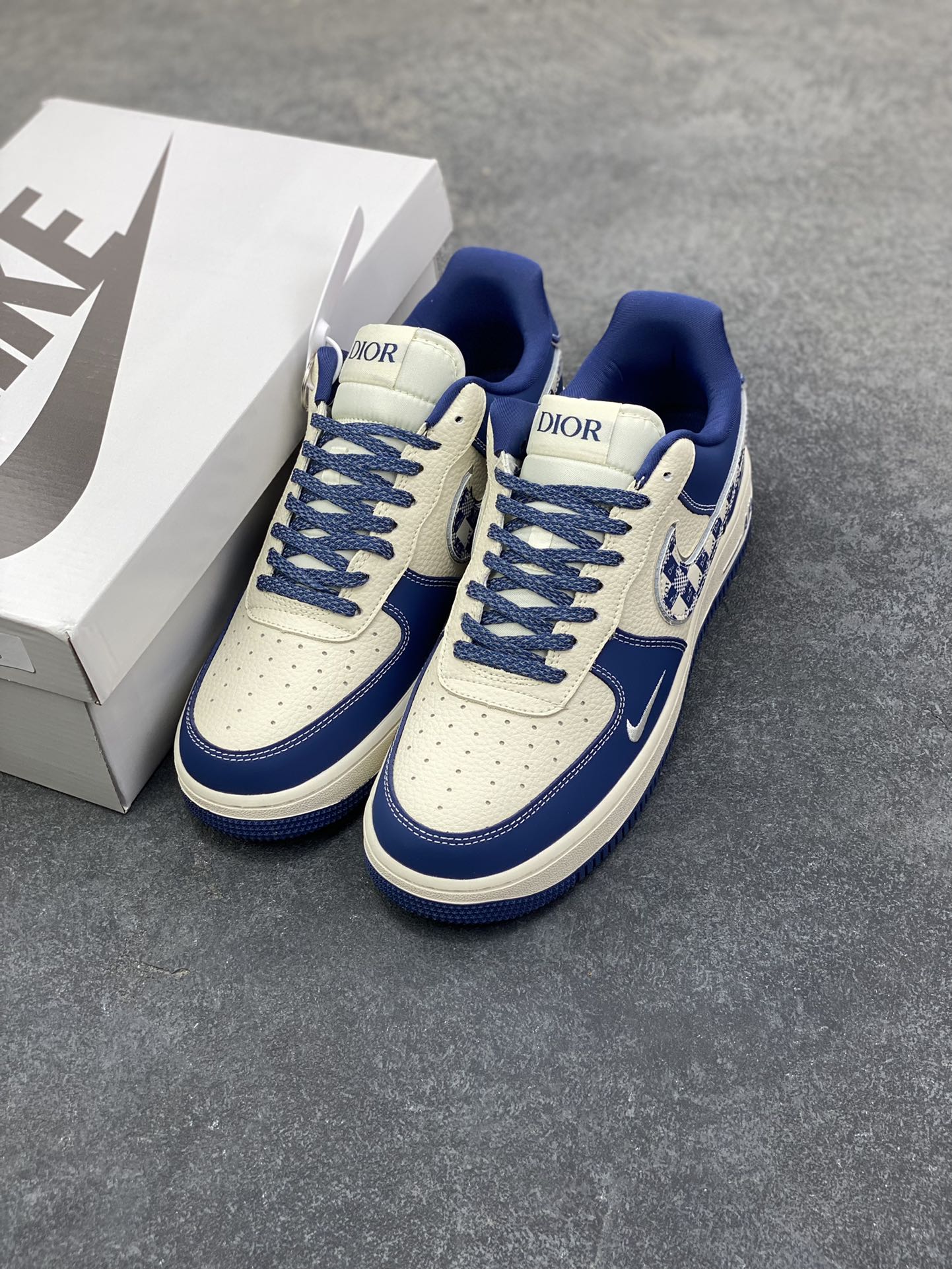 图片[8]-NIke Air Force 1 \’07 Low “迪奥联名——米蓝九宫格”空军一号 低帮 运动鞋 休闲鞋 折边针车 工艺难度大 原楦头原纸板 原装鞋盒 定制五金配件 内置全掌气垫 原厂鞋底 货号：DF0188-103 尺码：36 36.5 37.5 38 38.5 39 40 40.5 41 42 42.5 43 44 44.5 45-选品中心