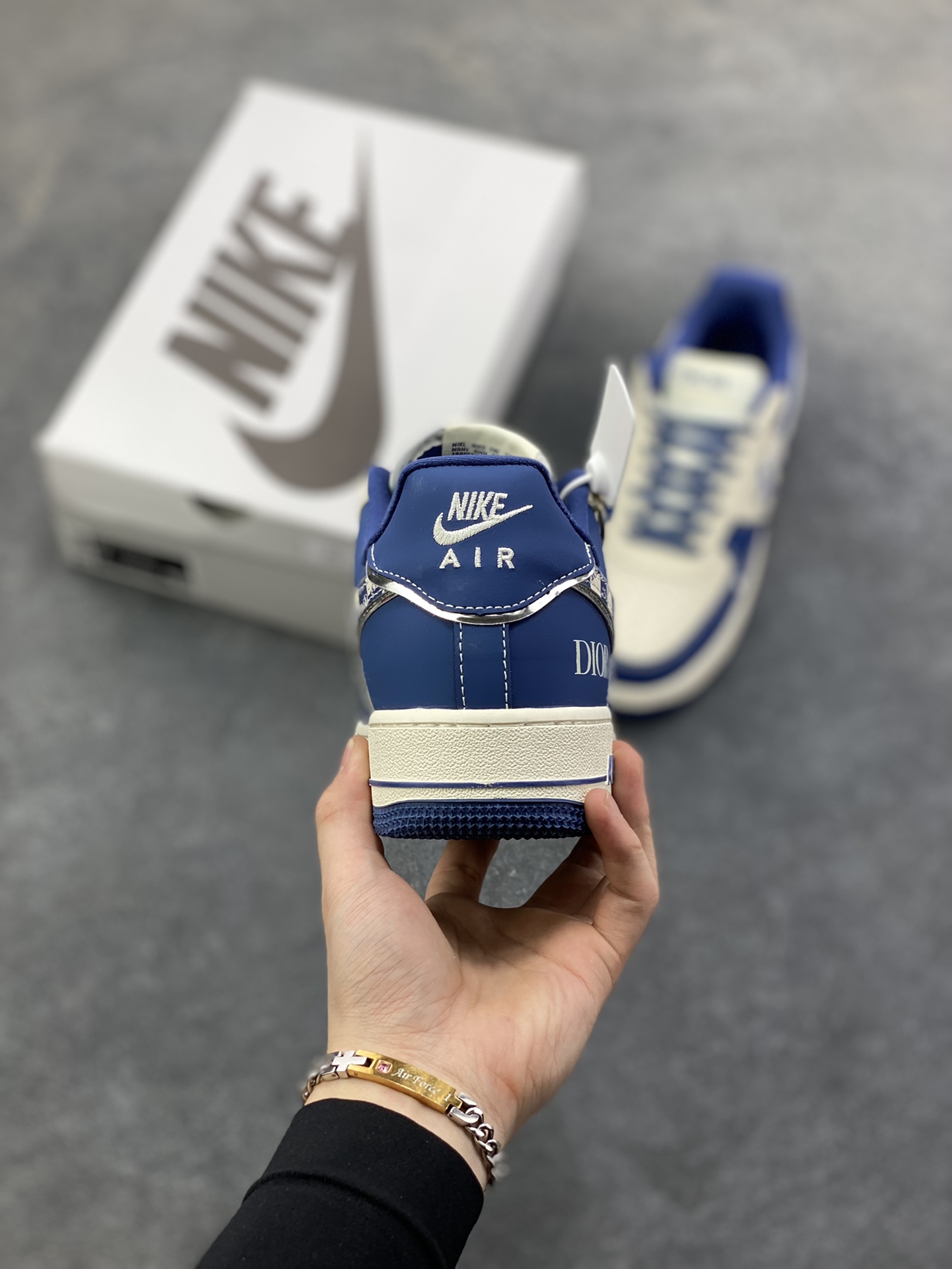 图片[4]-NIke Air Force 1 \’07 Low “迪奥联名——米蓝九宫格”空军一号 低帮 运动鞋 休闲鞋 折边针车 工艺难度大 原楦头原纸板 原装鞋盒 定制五金配件 内置全掌气垫 原厂鞋底 货号：DF0188-103 尺码：36 36.5 37.5 38 38.5 39 40 40.5 41 42 42.5 43 44 44.5 45-选品中心