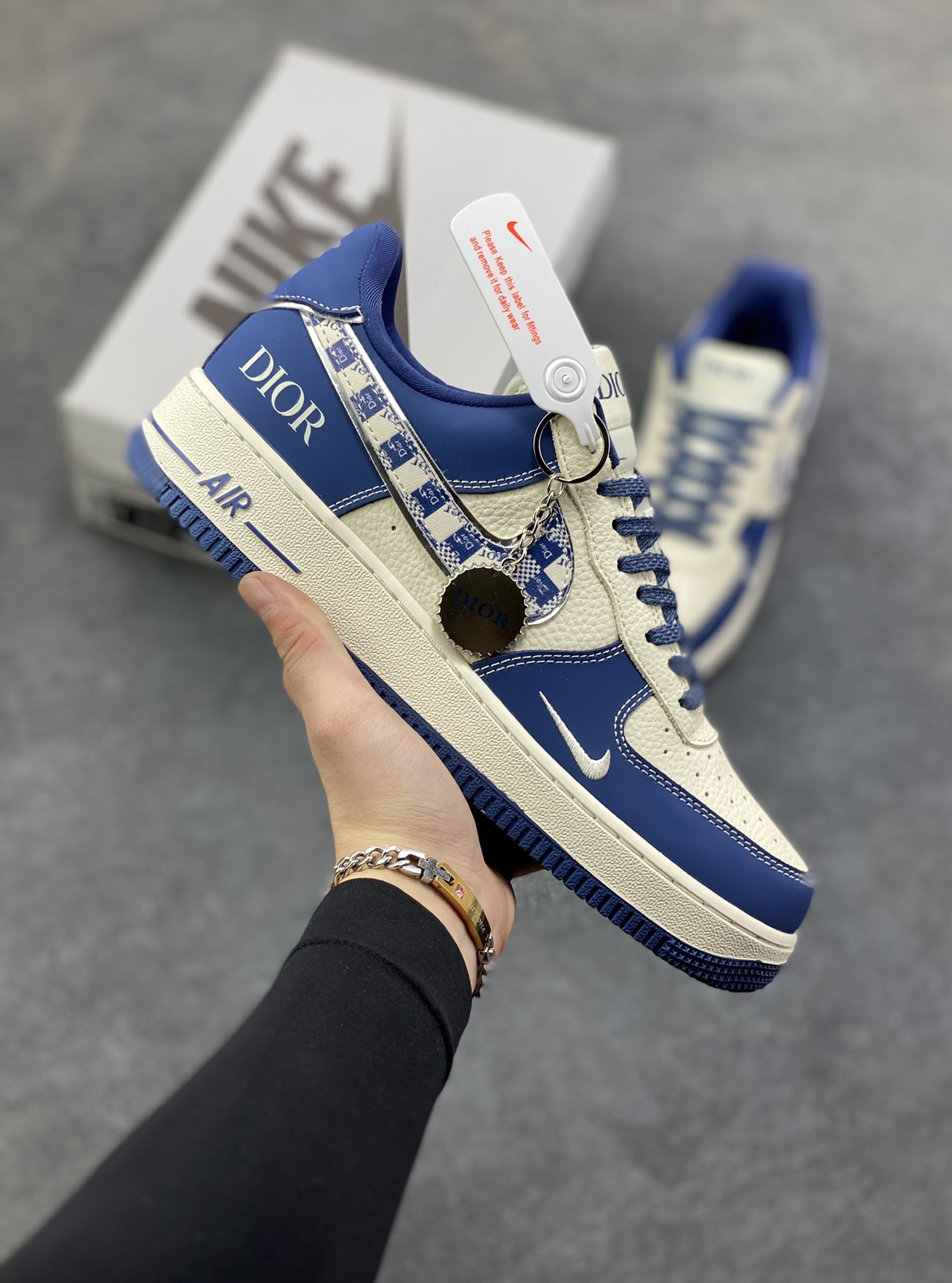 NIke Air Force 1 \'07 Low “迪奥联名——米蓝九宫格”空军一号 低帮 运动鞋 休闲鞋 折边针车 工艺难度大 原楦头原纸板 原装鞋盒 定制五金配件 内置全掌气垫 原厂鞋底 货号：DF0188-103 尺码：36 36.5 37.5 38 38.5 39 40 40.5 41 42 42.5 43 44 44.5 45-选品中心