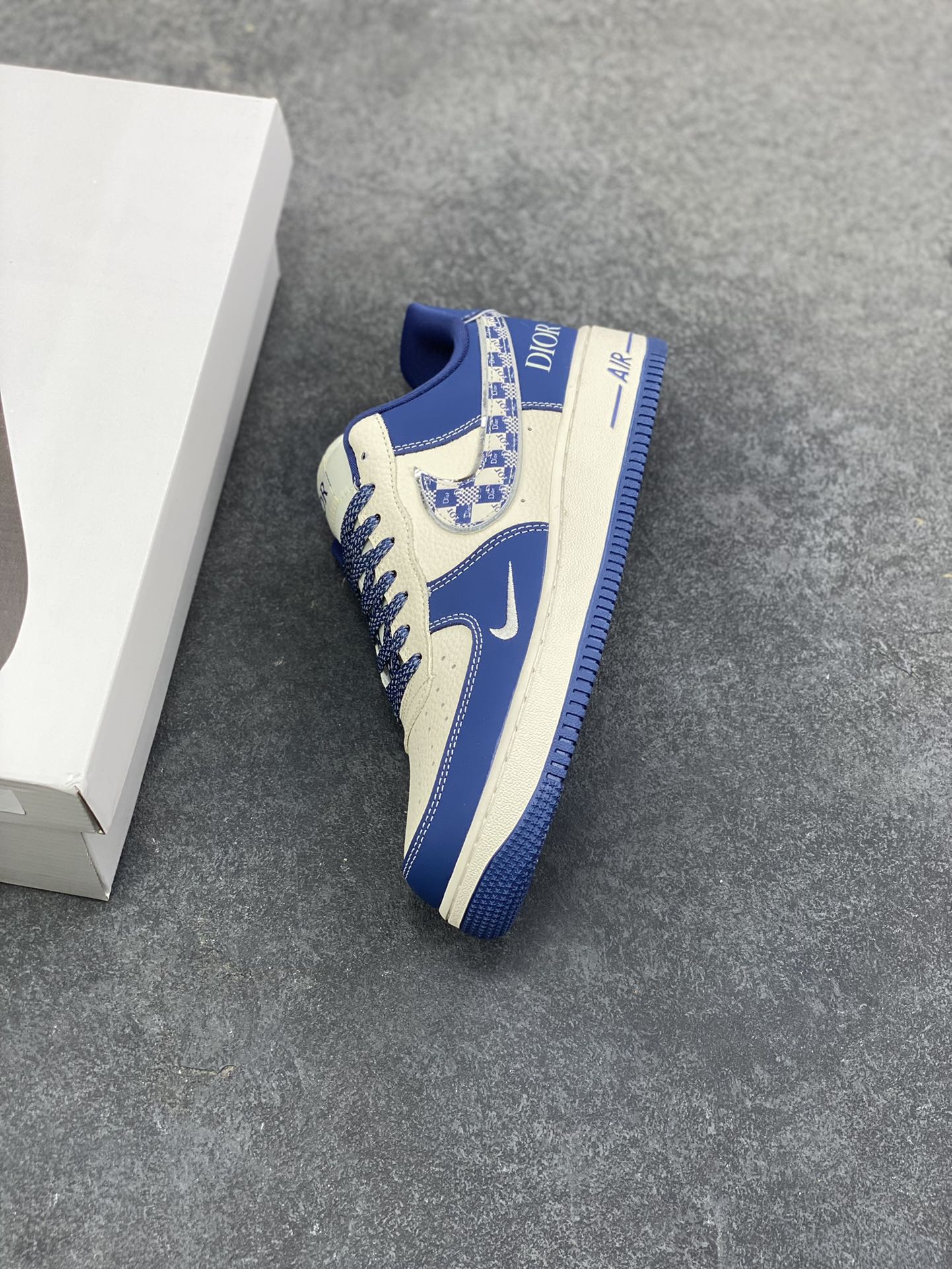 图片[7]-NIke Air Force 1 \’07 Low “迪奥联名——米蓝九宫格”空军一号 低帮 运动鞋 休闲鞋 折边针车 工艺难度大 原楦头原纸板 原装鞋盒 定制五金配件 内置全掌气垫 原厂鞋底 货号：DF0188-103 尺码：36 36.5 37.5 38 38.5 39 40 40.5 41 42 42.5 43 44 44.5 45-选品中心