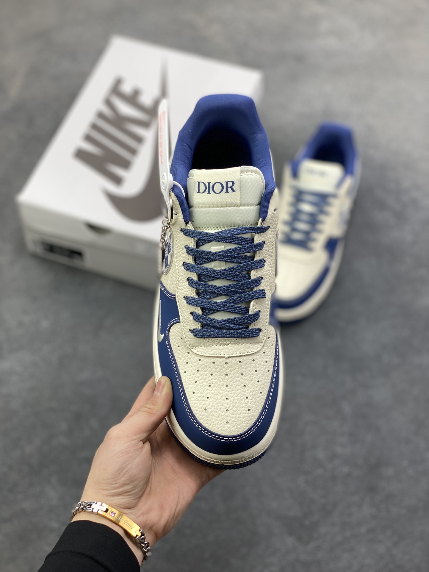 图片[2]-NIke Air Force 1 \’07 Low “迪奥联名——米蓝九宫格”空军一号 低帮 运动鞋 休闲鞋 折边针车 工艺难度大 原楦头原纸板 原装鞋盒 定制五金配件 内置全掌气垫 原厂鞋底 货号：DF0188-103 尺码：36 36.5 37.5 38 38.5 39 40 40.5 41 42 42.5 43 44 44.5 45-选品中心