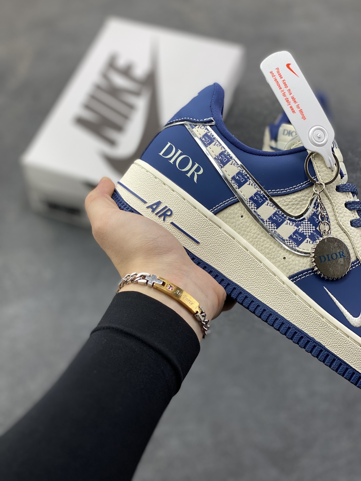 图片[6]-NIke Air Force 1 \’07 Low “迪奥联名——米蓝九宫格”空军一号 低帮 运动鞋 休闲鞋 折边针车 工艺难度大 原楦头原纸板 原装鞋盒 定制五金配件 内置全掌气垫 原厂鞋底 货号：DF0188-103 尺码：36 36.5 37.5 38 38.5 39 40 40.5 41 42 42.5 43 44 44.5 45-选品中心