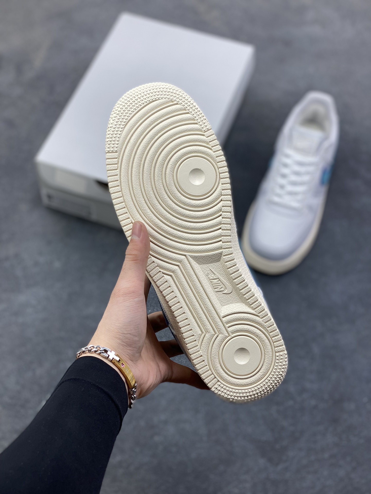 图片[5]-Nike Air Force 1 Low 编织蓝 空军一号低帮运动休闲板鞋 原楦头原纸板 打造纯正空军版型#专注外贸渠道 全掌内置蜂窝气垫 #原盒配件 原厂中底钢印、拉帮完美 货号：HV1204-001 尺码：36 36.5 37.5 38 38.5 39 40 40.5 41 42 42.5 43 44 44.5 45-选品中心
