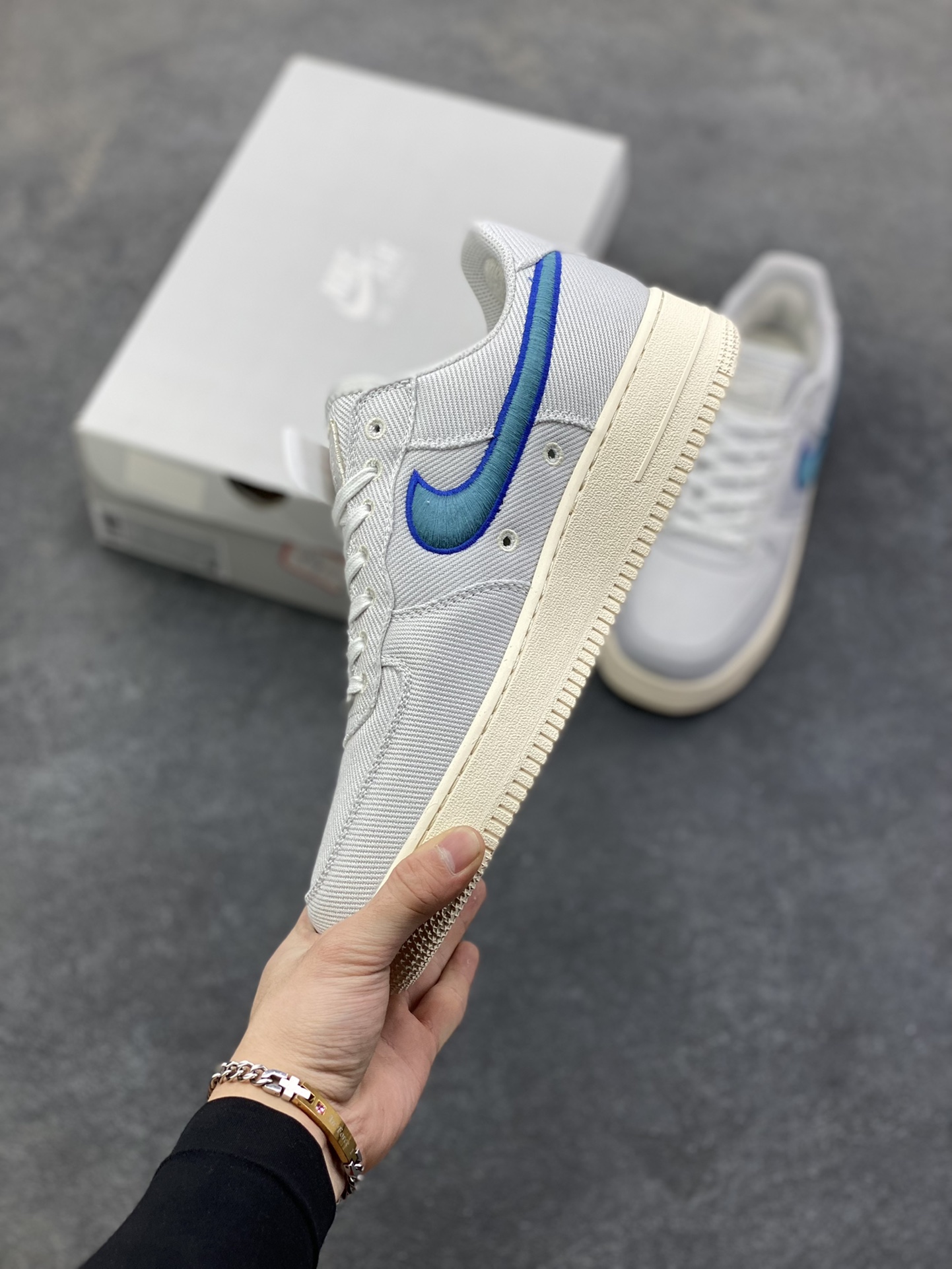 图片[3]-Nike Air Force 1 Low 编织蓝 空军一号低帮运动休闲板鞋 原楦头原纸板 打造纯正空军版型#专注外贸渠道 全掌内置蜂窝气垫 #原盒配件 原厂中底钢印、拉帮完美 货号：HV1204-001 尺码：36 36.5 37.5 38 38.5 39 40 40.5 41 42 42.5 43 44 44.5 45-选品中心