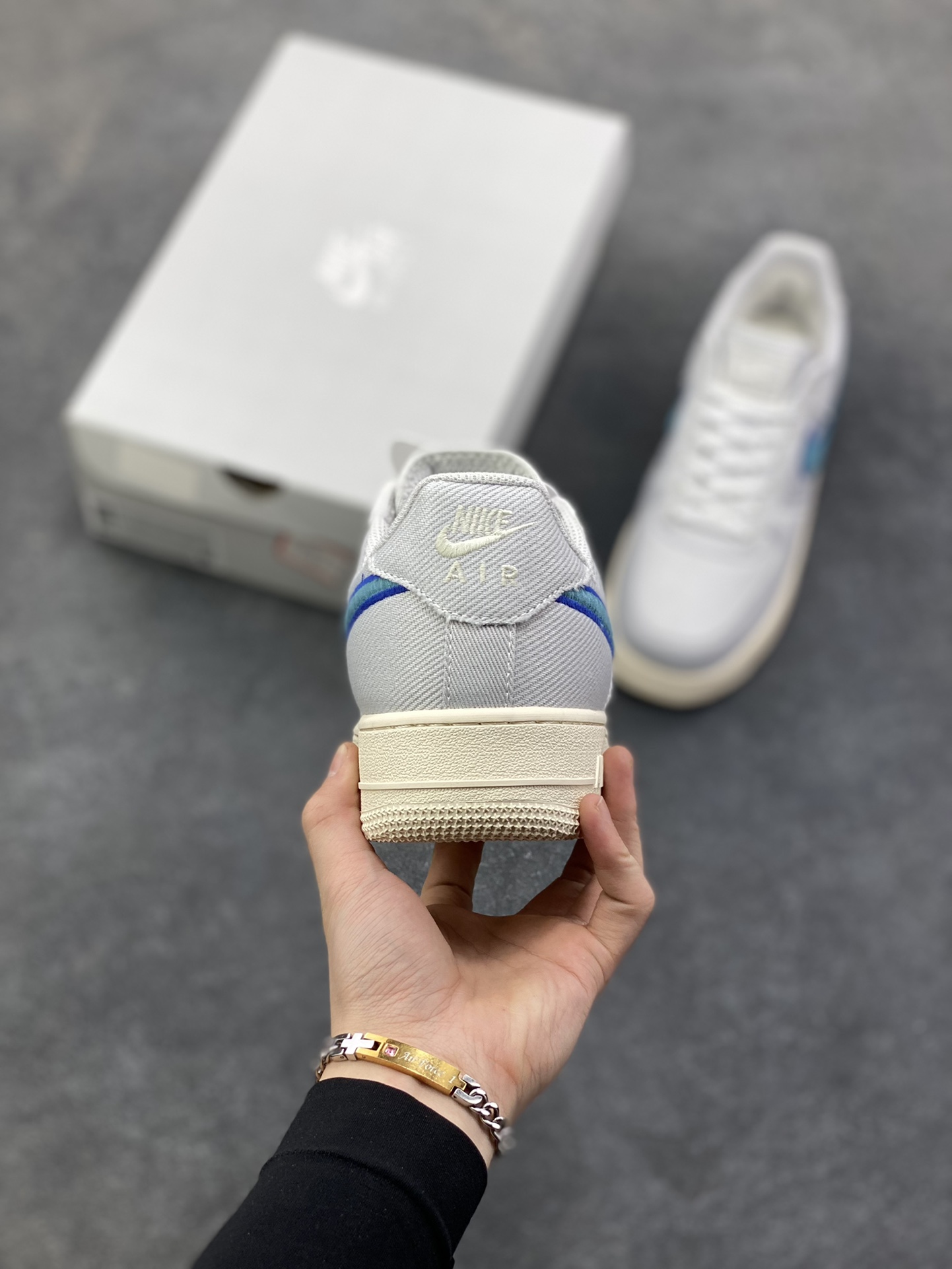 图片[4]-Nike Air Force 1 Low 编织蓝 空军一号低帮运动休闲板鞋 原楦头原纸板 打造纯正空军版型#专注外贸渠道 全掌内置蜂窝气垫 #原盒配件 原厂中底钢印、拉帮完美 货号：HV1204-001 尺码：36 36.5 37.5 38 38.5 39 40 40.5 41 42 42.5 43 44 44.5 45-选品中心