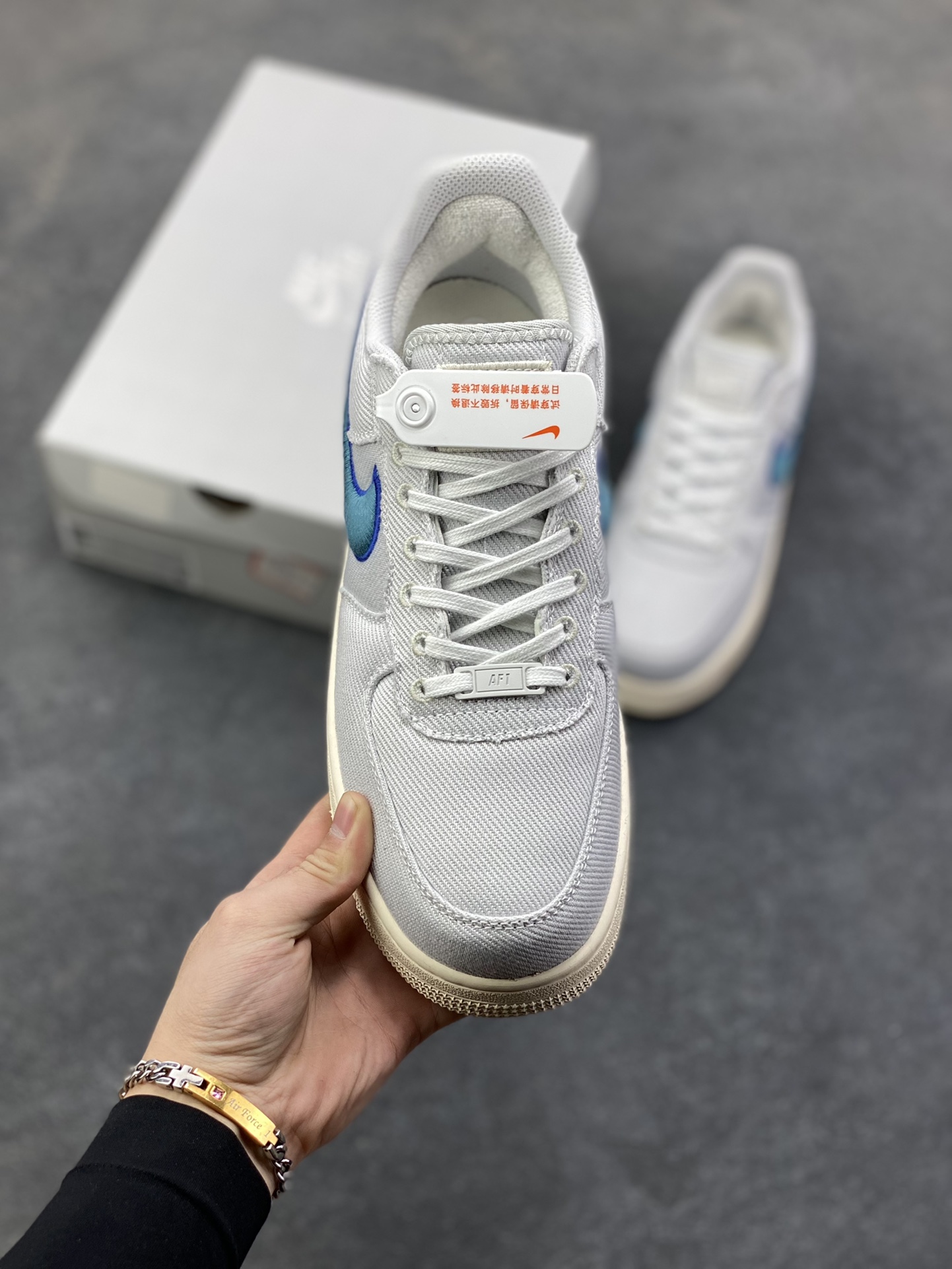 图片[2]-Nike Air Force 1 Low 编织蓝 空军一号低帮运动休闲板鞋 原楦头原纸板 打造纯正空军版型#专注外贸渠道 全掌内置蜂窝气垫 #原盒配件 原厂中底钢印、拉帮完美 货号：HV1204-001 尺码：36 36.5 37.5 38 38.5 39 40 40.5 41 42 42.5 43 44 44.5 45-选品中心