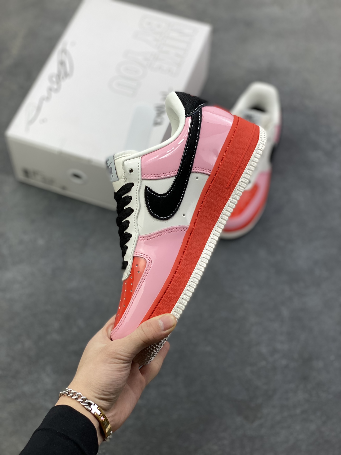 图片[3]-Nike Air Force 1 Low 空军一号低帮百搭休闲运动板鞋。柔软、弹性十足的缓震性能和出色的中底设计，横跨复古与现代的外型结合，造就出风靡全球三十多年的Force 1，直到今天还深受青睐。 货号：CW2288-001 尺码：36 36.5 37.5 38 38.5 39 40 40.5 41 42 42.5 43 44 44.5 45-选品中心