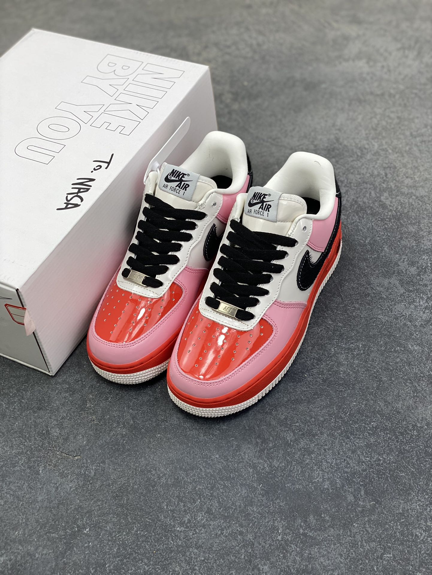 图片[8]-Nike Air Force 1 Low 空军一号低帮百搭休闲运动板鞋。柔软、弹性十足的缓震性能和出色的中底设计，横跨复古与现代的外型结合，造就出风靡全球三十多年的Force 1，直到今天还深受青睐。 货号：CW2288-001 尺码：36 36.5 37.5 38 38.5 39 40 40.5 41 42 42.5 43 44 44.5 45-选品中心