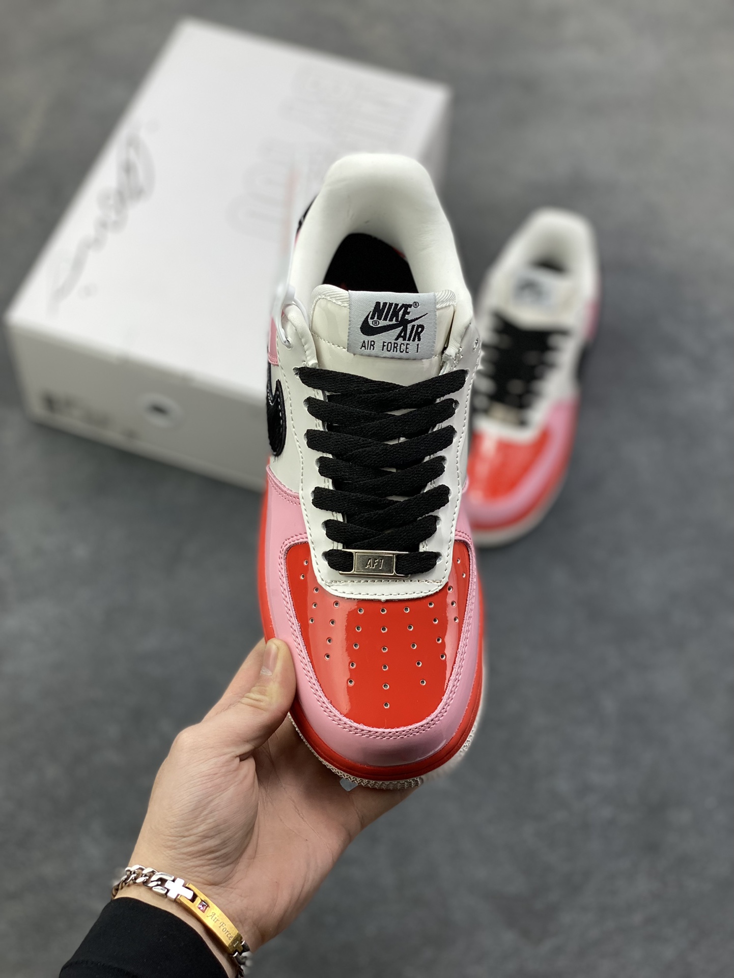 图片[2]-Nike Air Force 1 Low 空军一号低帮百搭休闲运动板鞋。柔软、弹性十足的缓震性能和出色的中底设计，横跨复古与现代的外型结合，造就出风靡全球三十多年的Force 1，直到今天还深受青睐。 货号：CW2288-001 尺码：36 36.5 37.5 38 38.5 39 40 40.5 41 42 42.5 43 44 44.5 45-选品中心