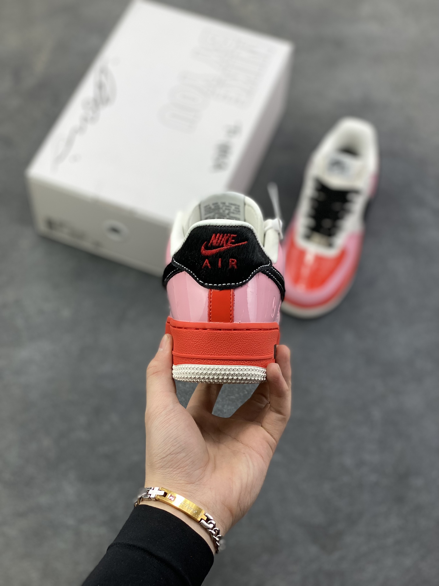 图片[4]-Nike Air Force 1 Low 空军一号低帮百搭休闲运动板鞋。柔软、弹性十足的缓震性能和出色的中底设计，横跨复古与现代的外型结合，造就出风靡全球三十多年的Force 1，直到今天还深受青睐。 货号：CW2288-001 尺码：36 36.5 37.5 38 38.5 39 40 40.5 41 42 42.5 43 44 44.5 45-选品中心