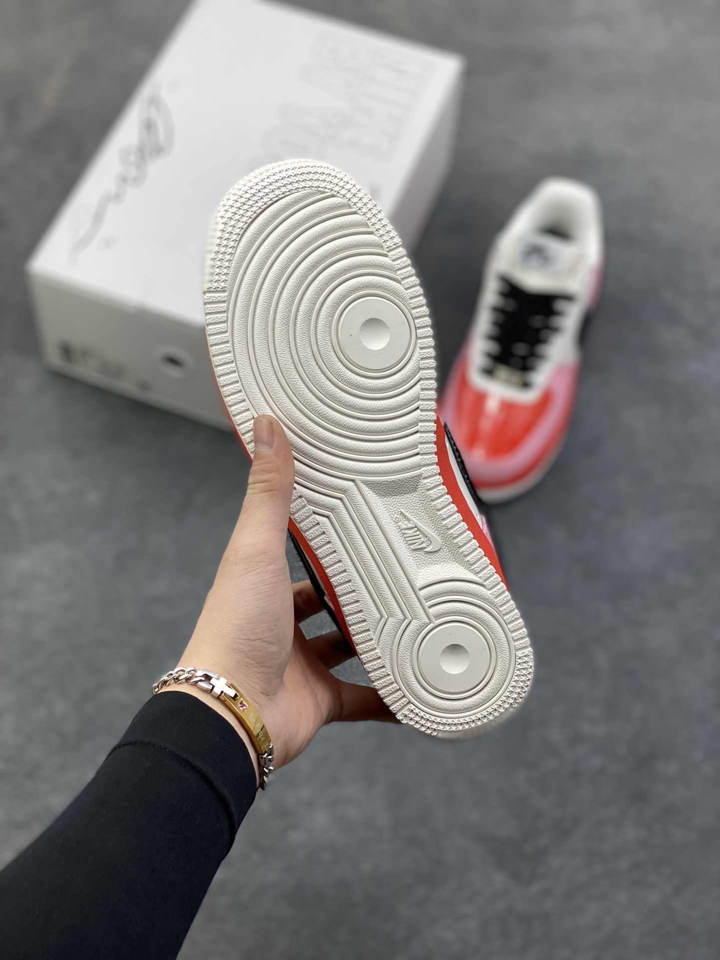图片[5]-Nike Air Force 1 Low 空军一号低帮百搭休闲运动板鞋。柔软、弹性十足的缓震性能和出色的中底设计，横跨复古与现代的外型结合，造就出风靡全球三十多年的Force 1，直到今天还深受青睐。 货号：CW2288-001 尺码：36 36.5 37.5 38 38.5 39 40 40.5 41 42 42.5 43 44 44.5 45-选品中心