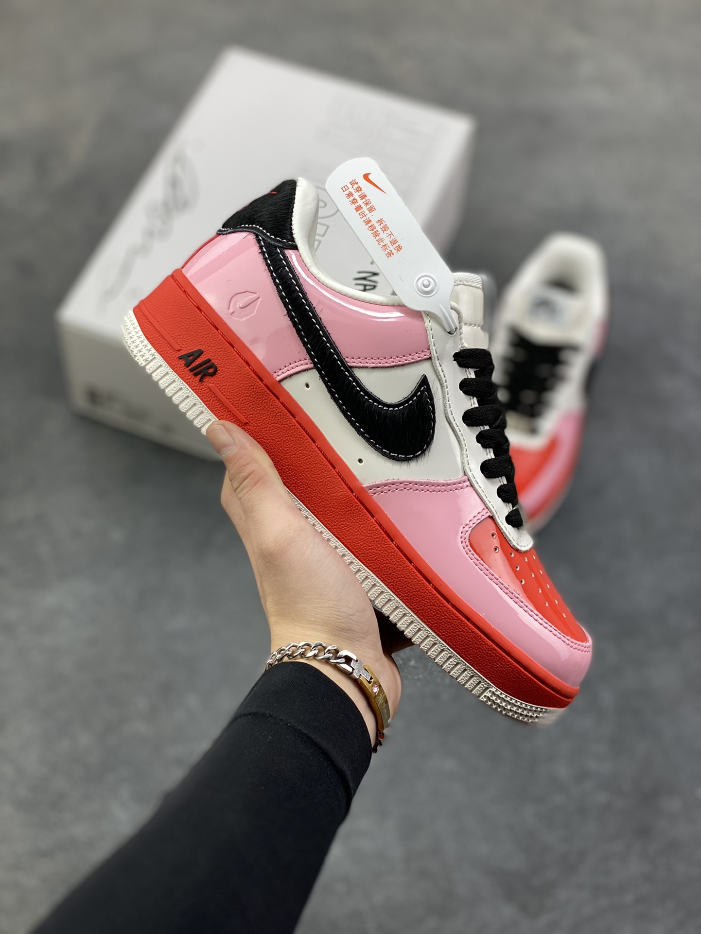 Nike Air Force 1 Low 空军一号低帮百搭休闲运动板鞋。柔软、弹性十足的缓震性能和出色的中底设计，横跨复古与现代的外型结合，造就出风靡全球三十多年的Force 1，直到今天还深受青睐。 货号：CW2288-001 尺码：36 36.5 37.5 38 38.5 39 40 40.5 41 42 42.5 43 44 44.5 45-选品中心