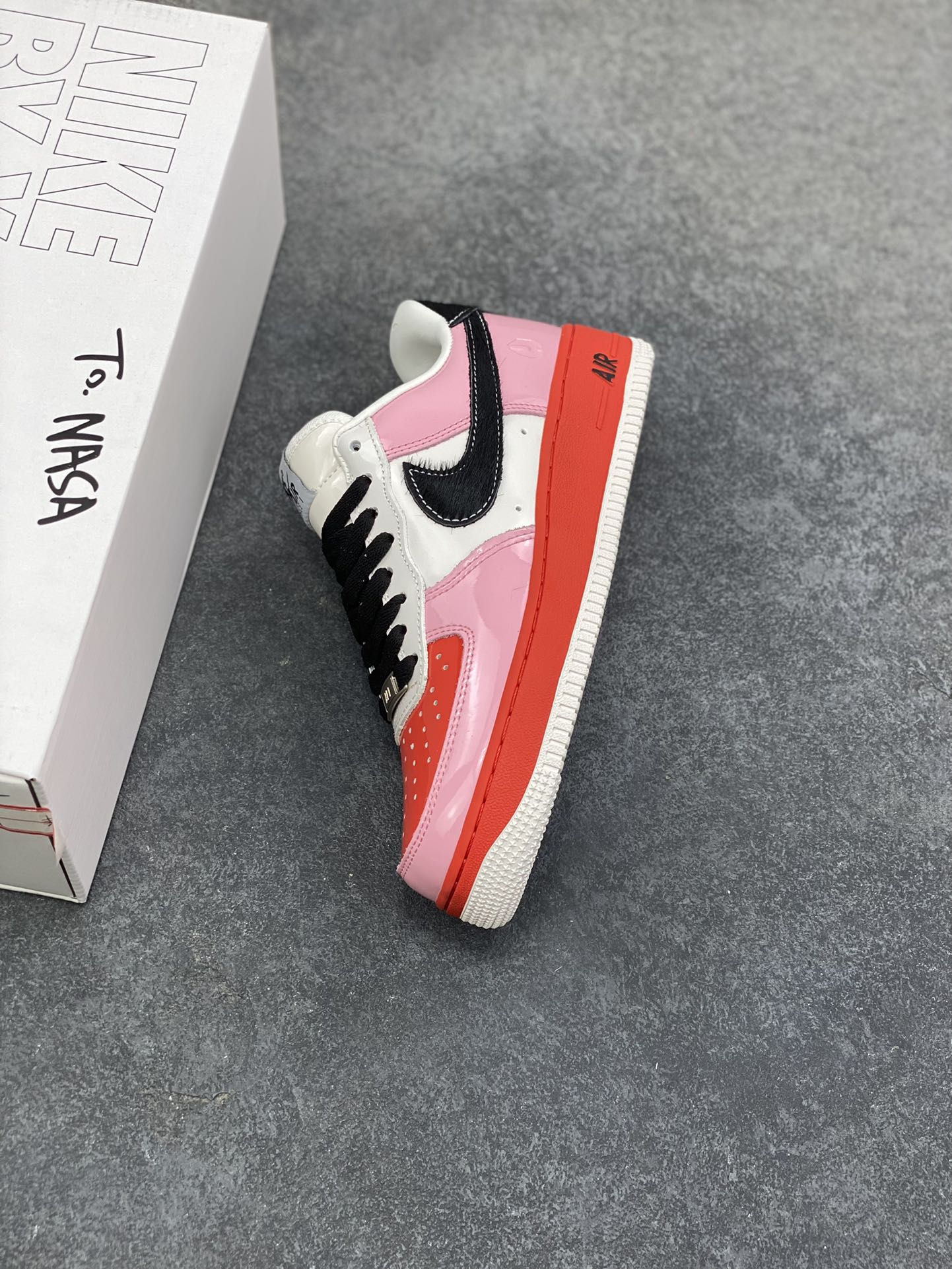 图片[7]-Nike Air Force 1 Low 空军一号低帮百搭休闲运动板鞋。柔软、弹性十足的缓震性能和出色的中底设计，横跨复古与现代的外型结合，造就出风靡全球三十多年的Force 1，直到今天还深受青睐。 货号：CW2288-001 尺码：36 36.5 37.5 38 38.5 39 40 40.5 41 42 42.5 43 44 44.5 45-选品中心