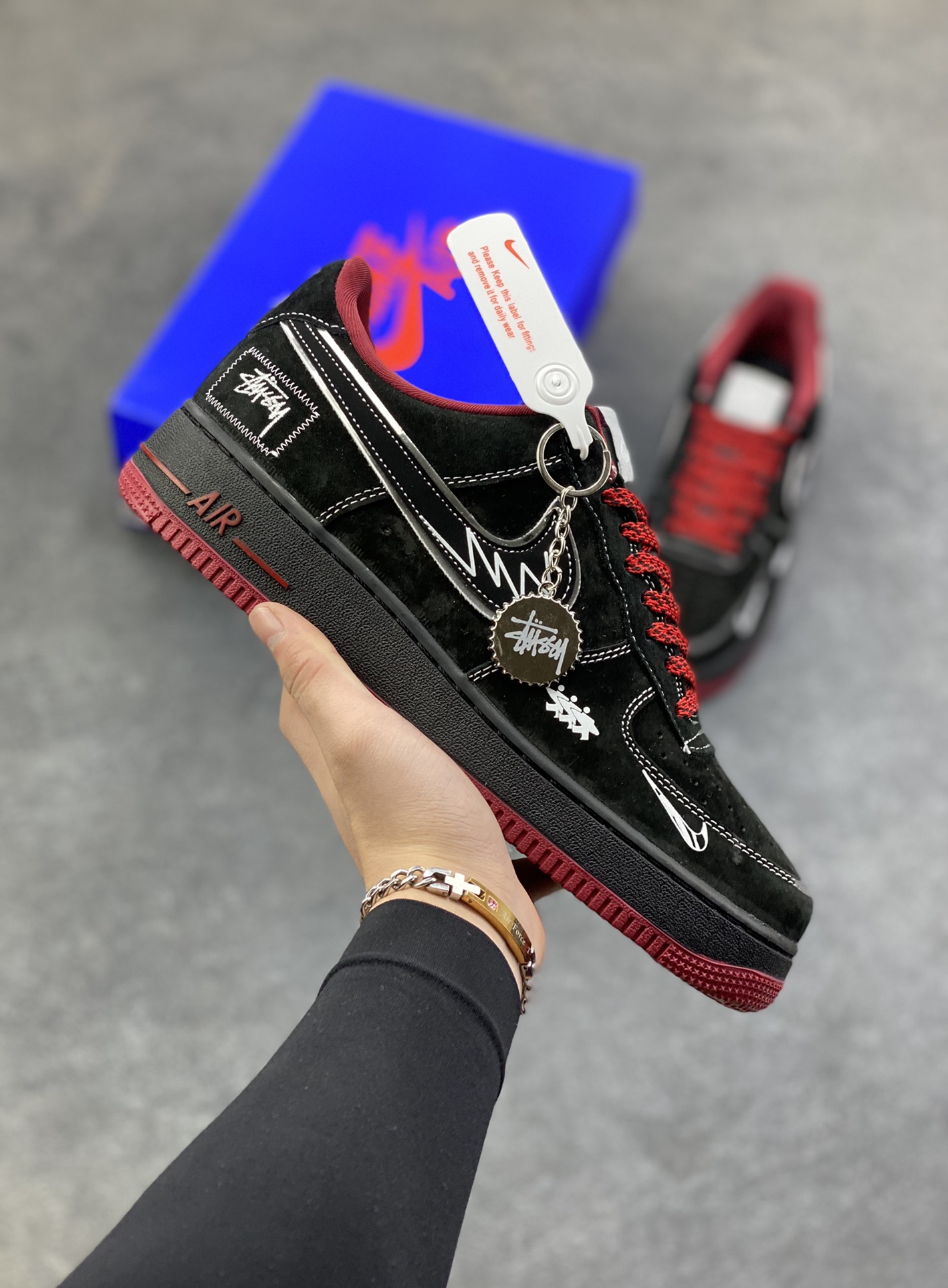 NIke Air Force 1 \'07 Low “斯图西联名——磨砂黑”空军一号 低帮 运动鞋 休闲鞋 折边针车 工艺难度大 原楦头原纸板 原装鞋盒 定制五金配件 内置全掌气垫 原厂鞋底 货号：SY1388-009 尺码：36 36.5 37.5 38 38.5 39 40 40.5 41 42 42.5 43 44 44.5 45-选品中心