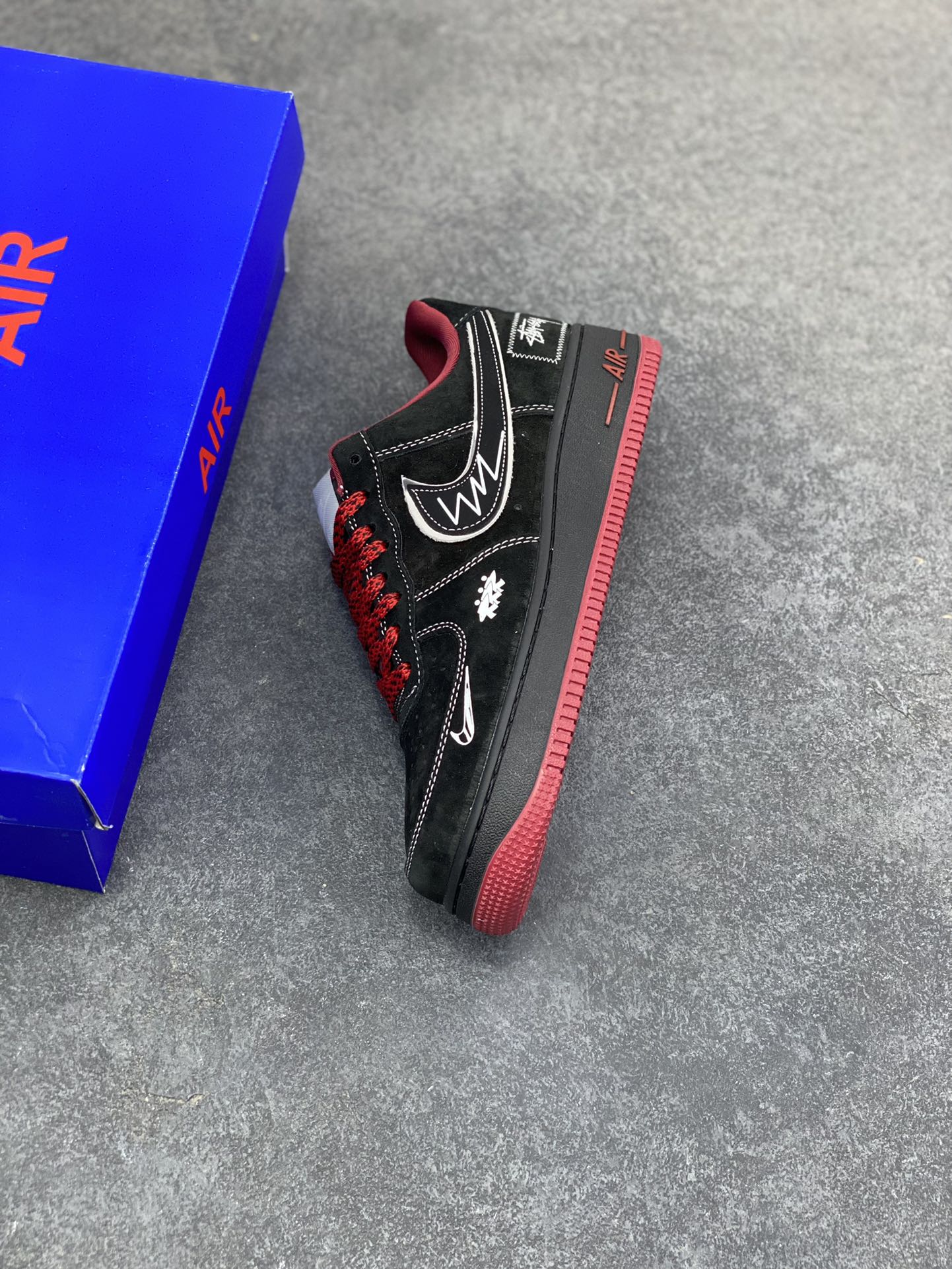 图片[7]-NIke Air Force 1 \’07 Low “斯图西联名——磨砂黑”空军一号 低帮 运动鞋 休闲鞋 折边针车 工艺难度大 原楦头原纸板 原装鞋盒 定制五金配件 内置全掌气垫 原厂鞋底 货号：SY1388-009 尺码：36 36.5 37.5 38 38.5 39 40 40.5 41 42 42.5 43 44 44.5 45-选品中心