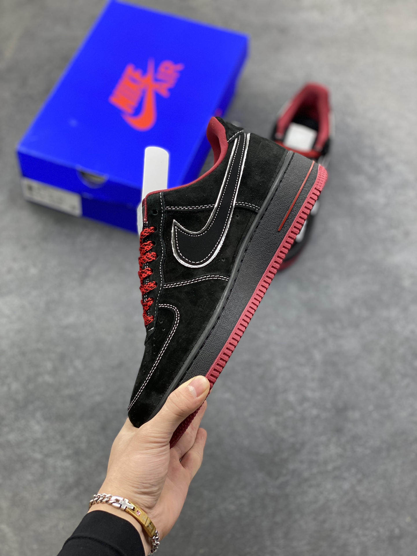 图片[3]-NIke Air Force 1 \’07 Low “斯图西联名——磨砂黑”空军一号 低帮 运动鞋 休闲鞋 折边针车 工艺难度大 原楦头原纸板 原装鞋盒 定制五金配件 内置全掌气垫 原厂鞋底 货号：SY1388-009 尺码：36 36.5 37.5 38 38.5 39 40 40.5 41 42 42.5 43 44 44.5 45-选品中心