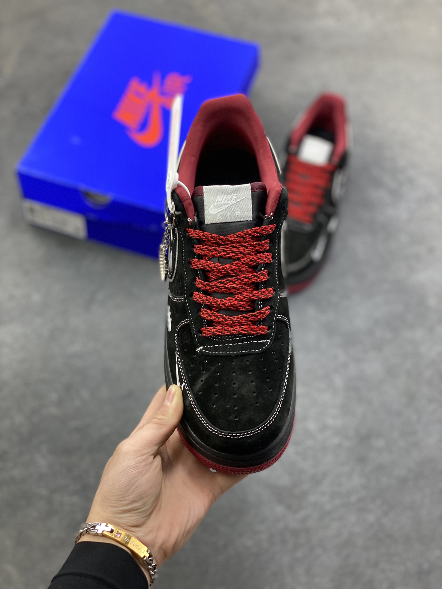 图片[2]-NIke Air Force 1 \’07 Low “斯图西联名——磨砂黑”空军一号 低帮 运动鞋 休闲鞋 折边针车 工艺难度大 原楦头原纸板 原装鞋盒 定制五金配件 内置全掌气垫 原厂鞋底 货号：SY1388-009 尺码：36 36.5 37.5 38 38.5 39 40 40.5 41 42 42.5 43 44 44.5 45-选品中心