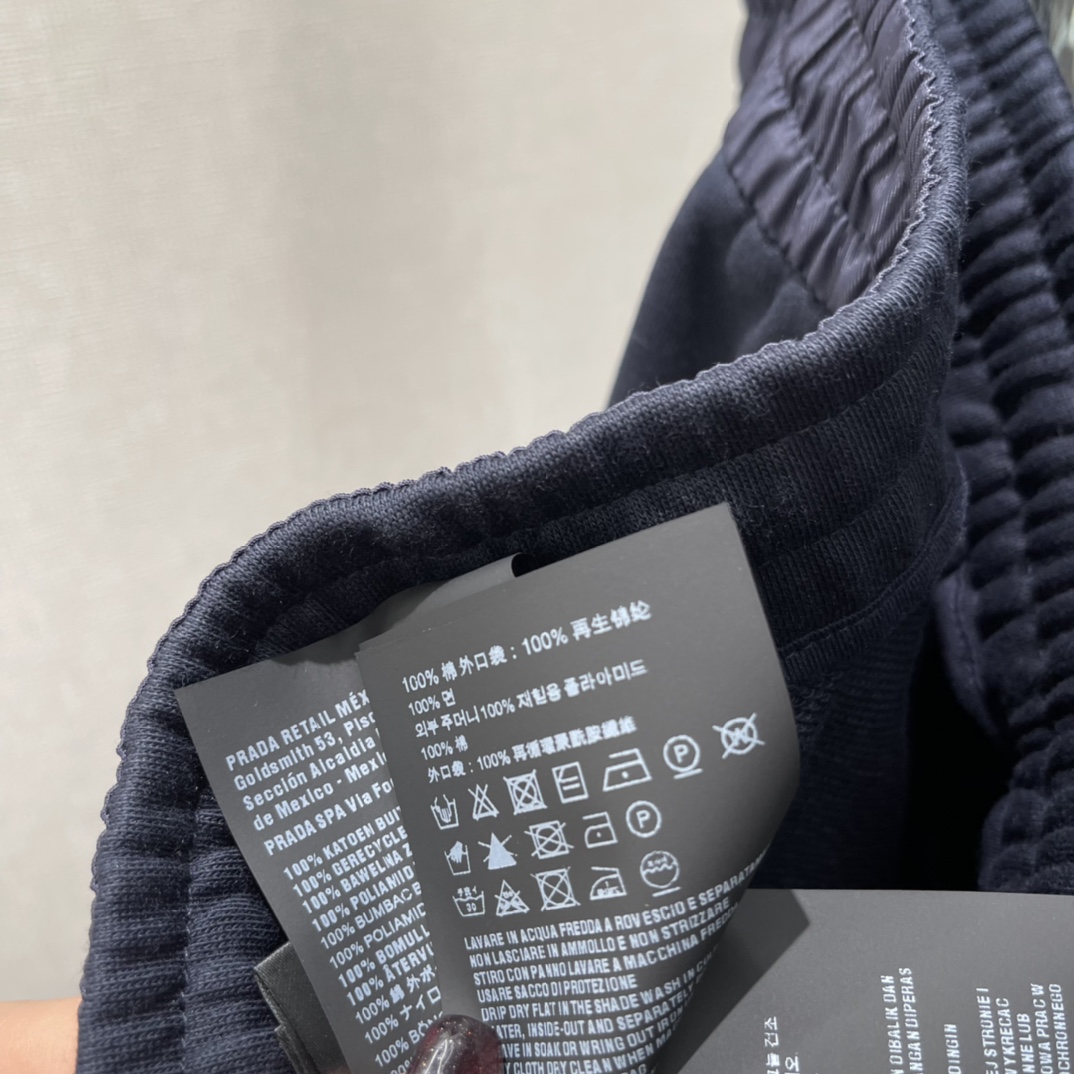 Miu 25秋冬新款 短款拉链外套 胸前拼接口袋 机能风满满 袖口和下摆拉链可调节长度 穿搭更灵活~深藏