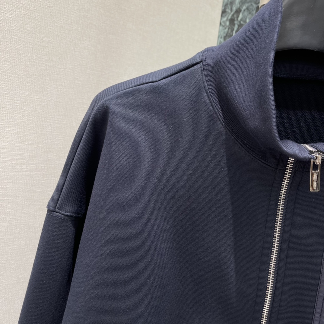 Miu 25秋冬新款 短款拉链外套 胸前拼接口袋 机能风满满 袖口和下摆拉链可调节长度 穿搭更灵活~深藏