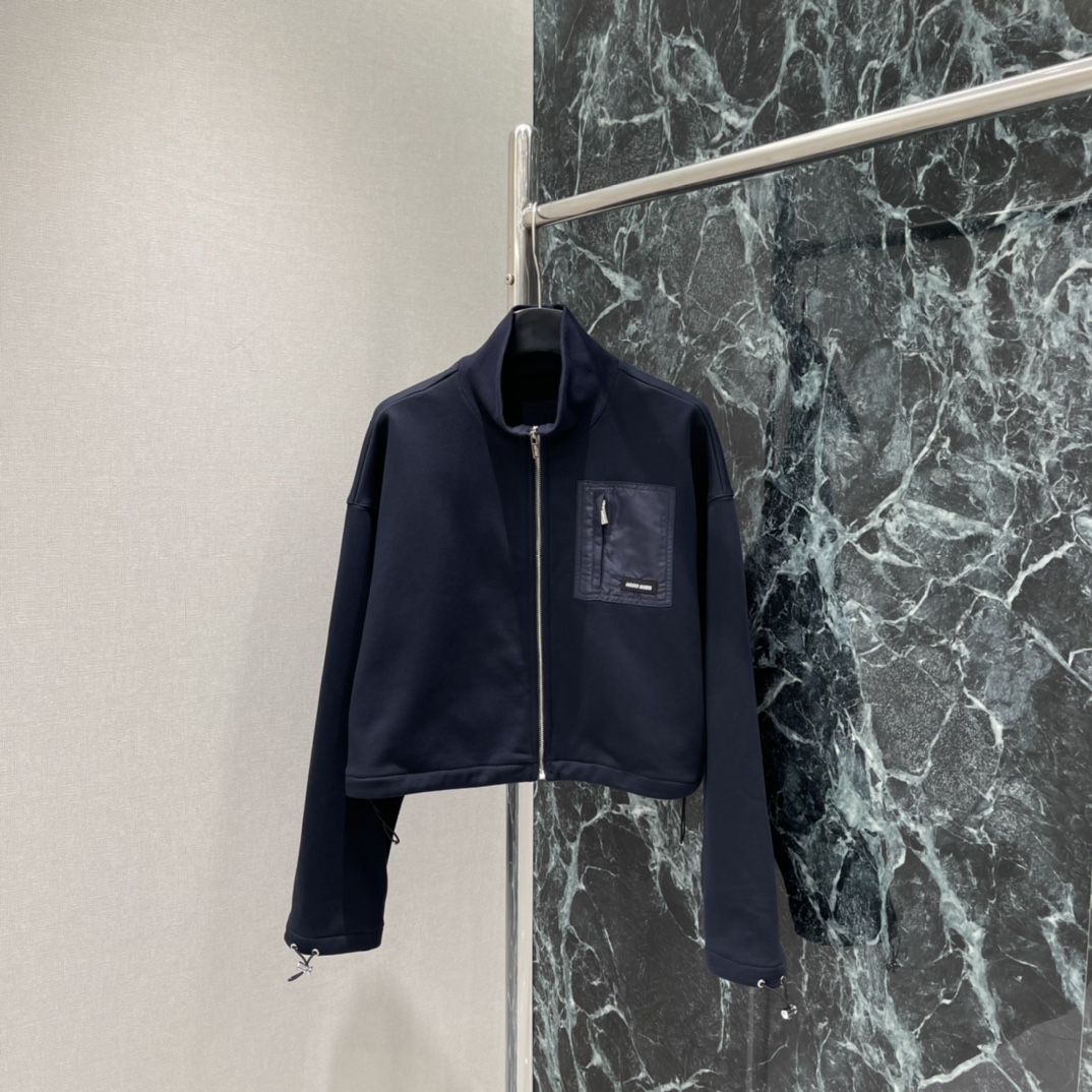 NO:638459,Miu 25 new autumn and winter style short zipper jacket with spliced ​​chest pockets full of functional style. The cuffs and hem zippers can be adjusted in length. More flexible to wear ~ dark navy low-key and high-end. Can be matched with a series of skirts. Super layered in autumn and winter. Easily create a relaxed and fashionable look. One color spot SML, Miu Miu-clothing, miumiu, skirts, jackets & coats, alexander wang19860909Miu 25秋冬新款 短款拉链外套 胸前拼接口袋 机能风满满 袖口和下摆拉链可调节长度 穿搭更灵活~深藏青色低调高级 可搭配一系列半裙 秋冬叠穿超有层次感 轻松打造松弛感时尚look.一个色现货SML,缪缪-服装,miumiu,skirts,jackets & coats,alexander wang,Women's clothing