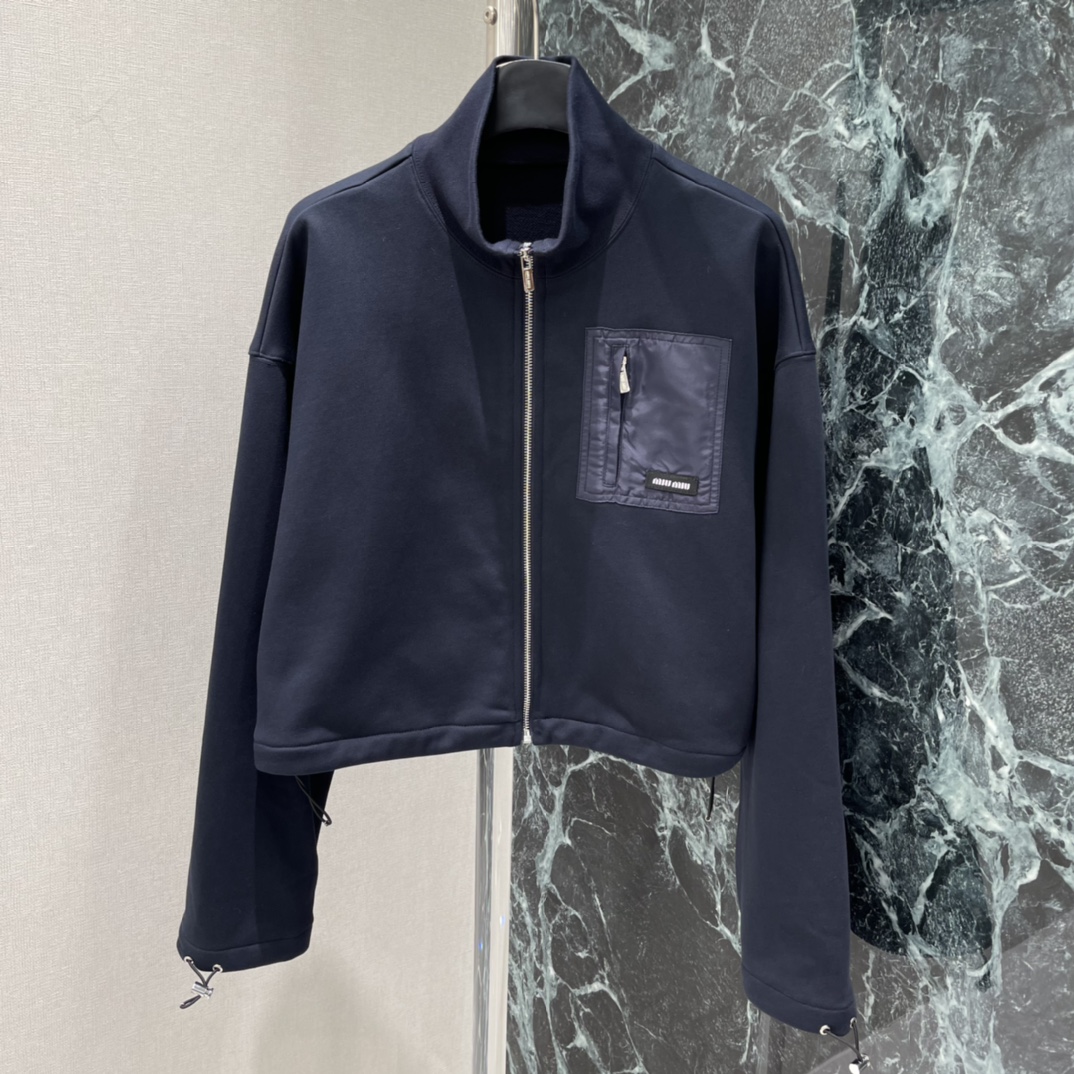 Miu 25秋冬新款 短款拉链外套 胸前拼接口袋 机能风满满 袖口和下摆拉链可调节长度 穿搭更灵活~深藏