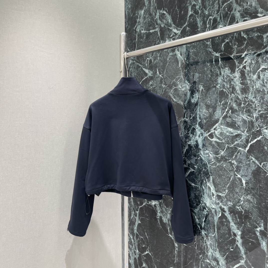 Miu 25秋冬新款 短款拉链外套 胸前拼接口袋 机能风满满 袖口和下摆拉链可调节长度 穿搭更灵活~深藏