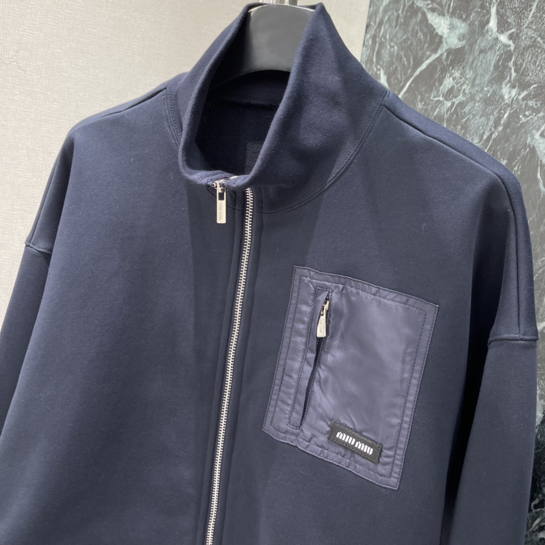 Miu 25秋冬新款 短款拉链外套 胸前拼接口袋 机能风满满 袖口和下摆拉链可调节长度 穿搭更灵活~深藏