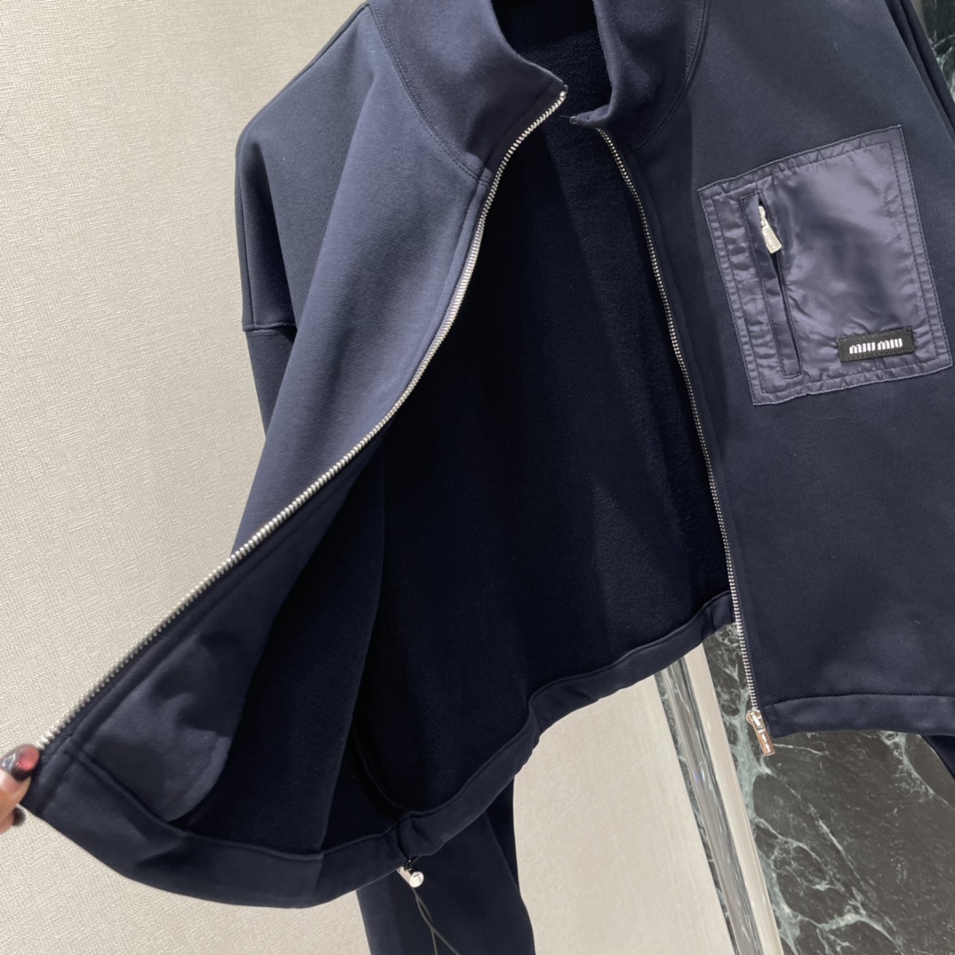 Miu 25秋冬新款 短款拉链外套 胸前拼接口袋 机能风满满 袖口和下摆拉链可调节长度 穿搭更灵活~深藏