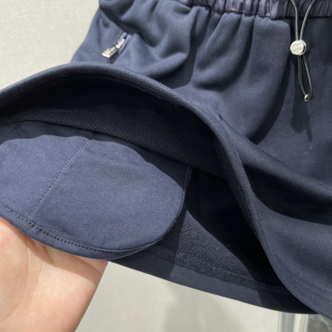 Miu 25秋冬新款 拉链运动短裙 抽绳松紧腰设计 运动感满满又超时髦!正面金属拉链口袋细节精致 辨识度