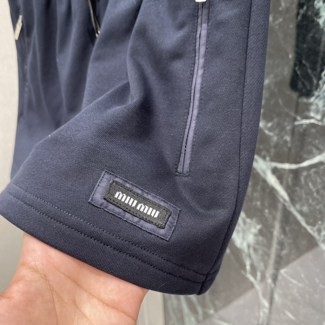 Miu 25秋冬新款 拉链运动短裙 抽绳松紧腰设计 运动感满满又超时髦!正面金属拉链口袋细节精致 辨识度