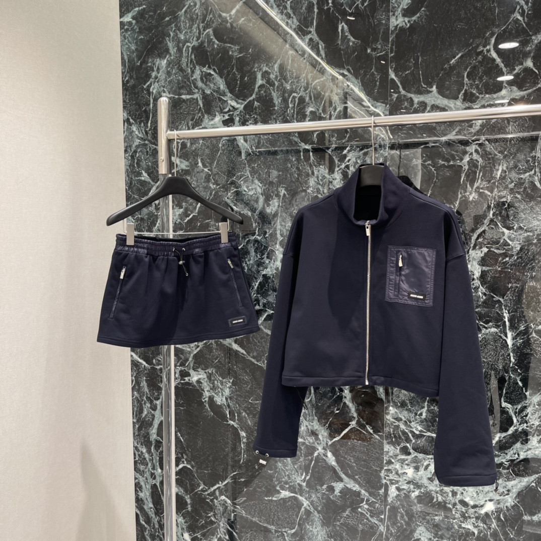 Miu 25秋冬新款 拉链运动短裙 抽绳松紧腰设计 运动感满满又超时髦!正面金属拉链口袋细节精致 辨识度