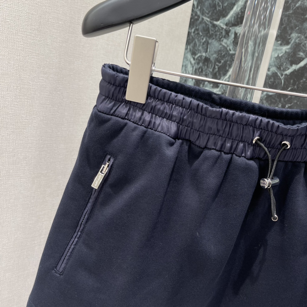 Miu 25秋冬新款 拉链运动短裙 抽绳松紧腰设计 运动感满满又超时髦!正面金属拉链口袋细节精致 辨识度