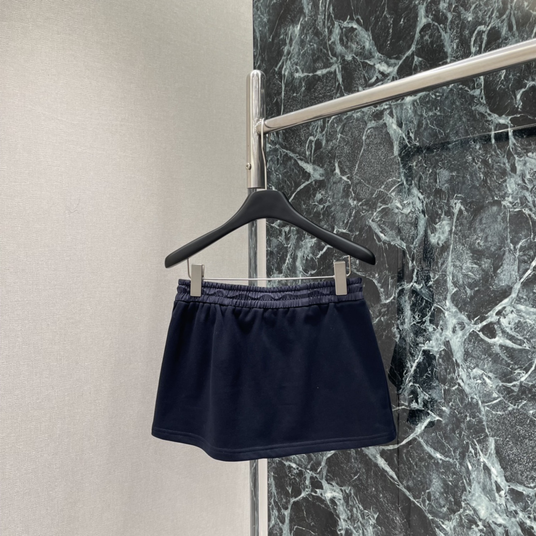 Miu 25秋冬新款 拉链运动短裙 抽绳松紧腰设计 运动感满满又超时髦!正面金属拉链口袋细节精致 辨识度