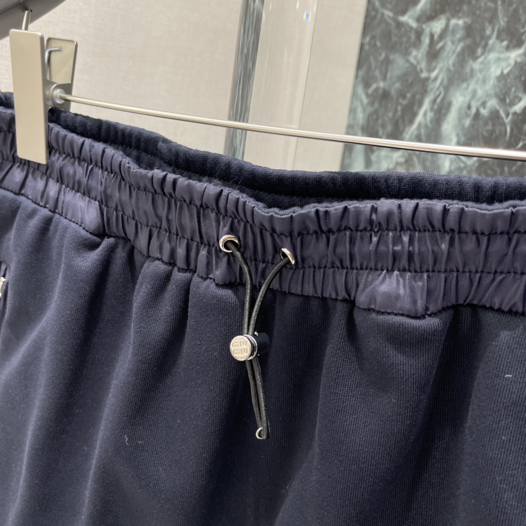 Miu 25秋冬新款 拉链运动短裙 抽绳松紧腰设计 运动感满满又超时髦!正面金属拉链口袋细节精致 辨识度