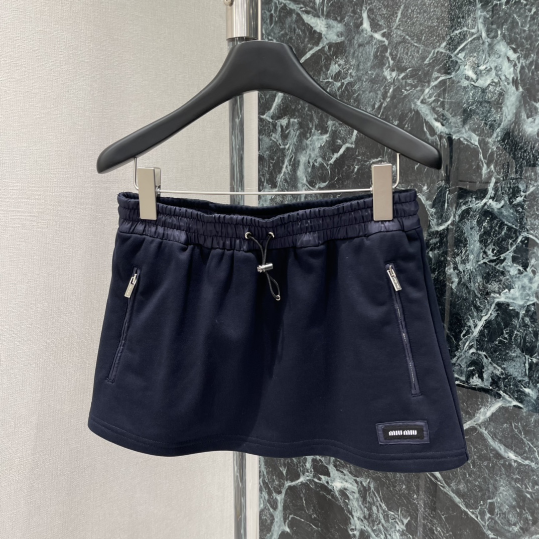 Miu 25秋冬新款 拉链运动短裙 抽绳松紧腰设计 运动感满满又超时髦!正面金属拉链口袋细节精致 辨识度