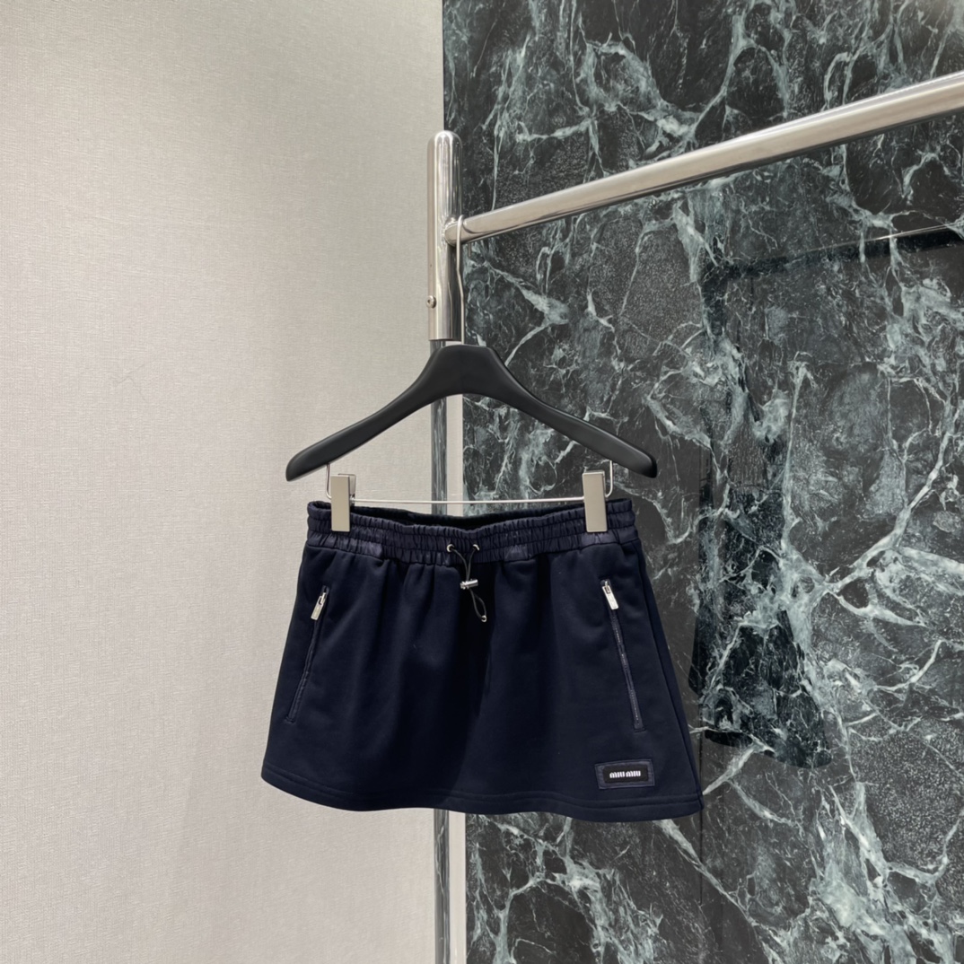Miu 25秋冬新款 拉链运动短裙 抽绳松紧腰设计 运动感满满又超时髦!正面金属拉链口袋细节精致 辨识度