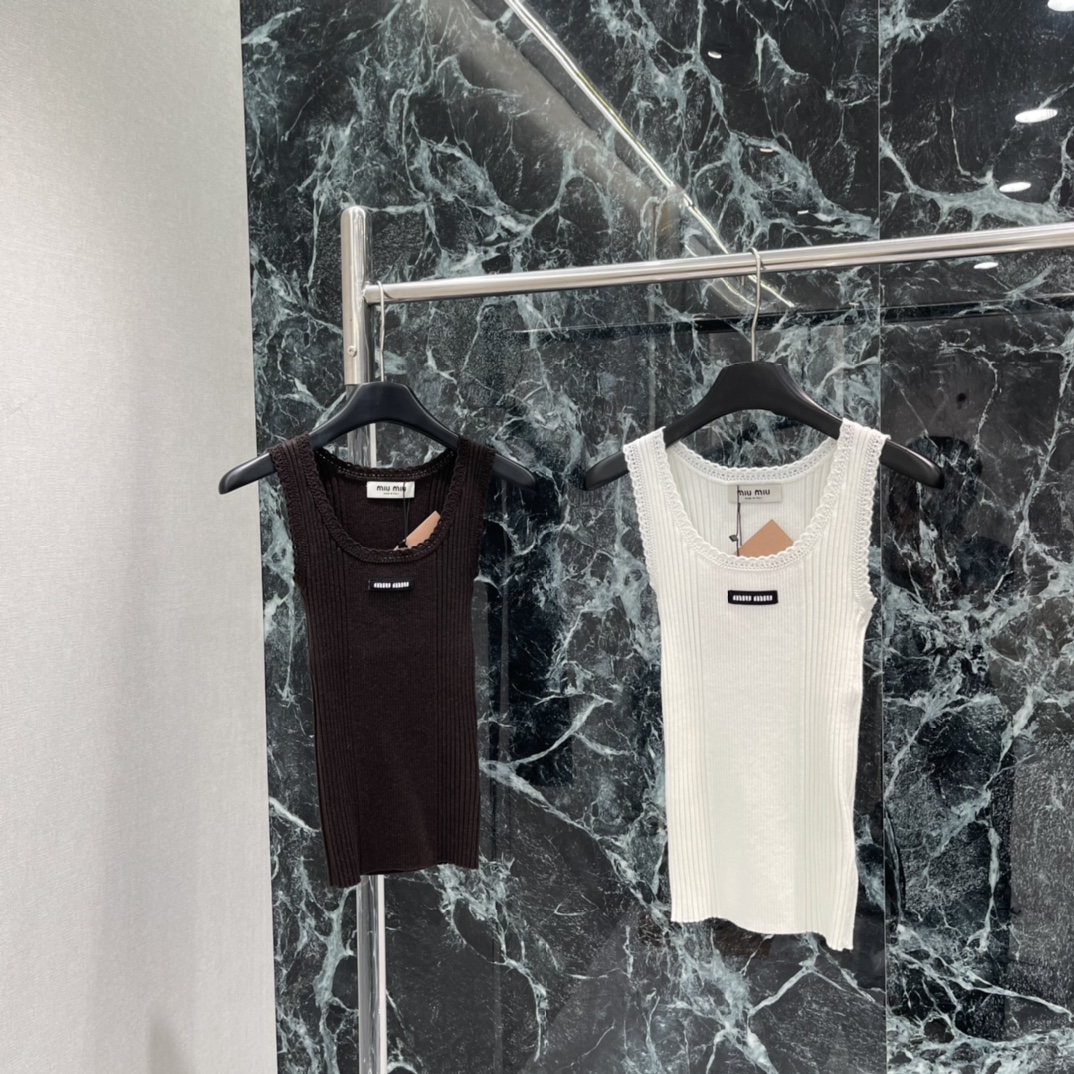 NO:661739,Miu 25 new autumn and winter style lace knitted vest, exquisite lace, large U-neck design to modify the neck line, elegant and girlish, logo micro-mark on the chest, perfect brand recognition, slim fit, suitable to wear alone or layered, can be easily managed for commuting and leisure ~ two colors SML, Miu Miu-clothing, miumiu,  19860909Miu 25秋冬新款 蕾丝边针织背心 精致蕾丝花边 大U领设计修饰颈部线条 优雅又有少女感 胸前Logo微标品牌辨识度满分修身剪裁 单穿或内搭都很OK 通勤休闲都能轻松驾驭~两个色SML,缪缪-服装,miumiu, ,Women's clothing