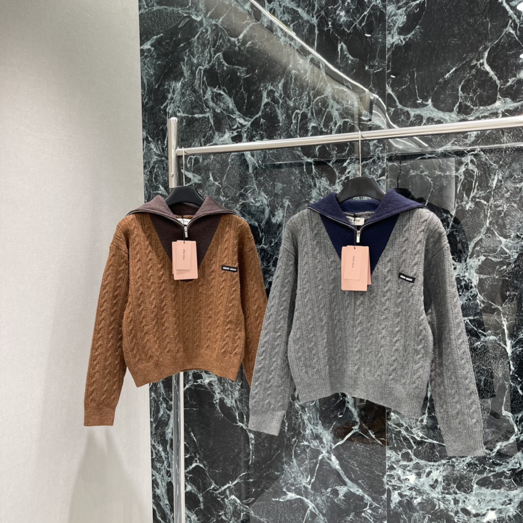 NO:638451,Miu 25 new autumn and winter style, contrasting navy lapel sweater, retro cable textured lapel contrasting design, full of college style, short version, looks slim when worn with high-waisted pants or skirts, can be easily worn for commuting and leisure. Two colors SML, Miu Miu-clothing, miumiu, skirts, sweaters, alexander wang19860909Miu 25秋冬新款 撞色海军翻领毛衣 复古绞花纹理翻领撞色设计 学院风满满 短款版型 搭高腰裤或裙子都很显瘦 通勤休闲都能轻松驾驭.两个色SML,缪缪-服装,miumiu,skirts,sweaters,alexander wang,Women's clothing