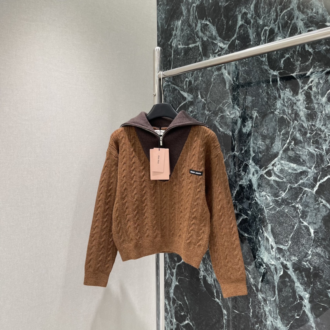 Miu 25秋冬新款 撞色海军翻领毛衣 复古绞花纹理➕翻领撞色设计 学院风满满 短款版型 搭高腰裤或裙子